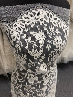 Ivory Chantilly Lace - P182