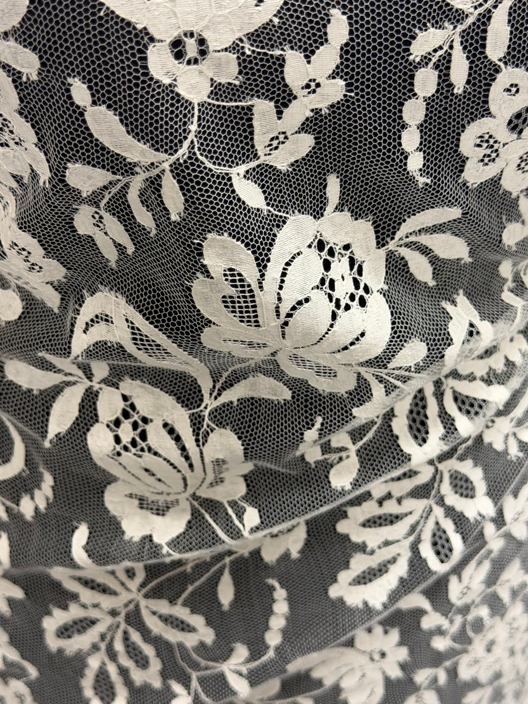 Ivory Chantilly Lace - P182