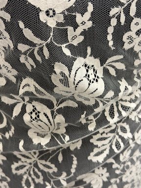 Ivory Chantilly Lace - P182