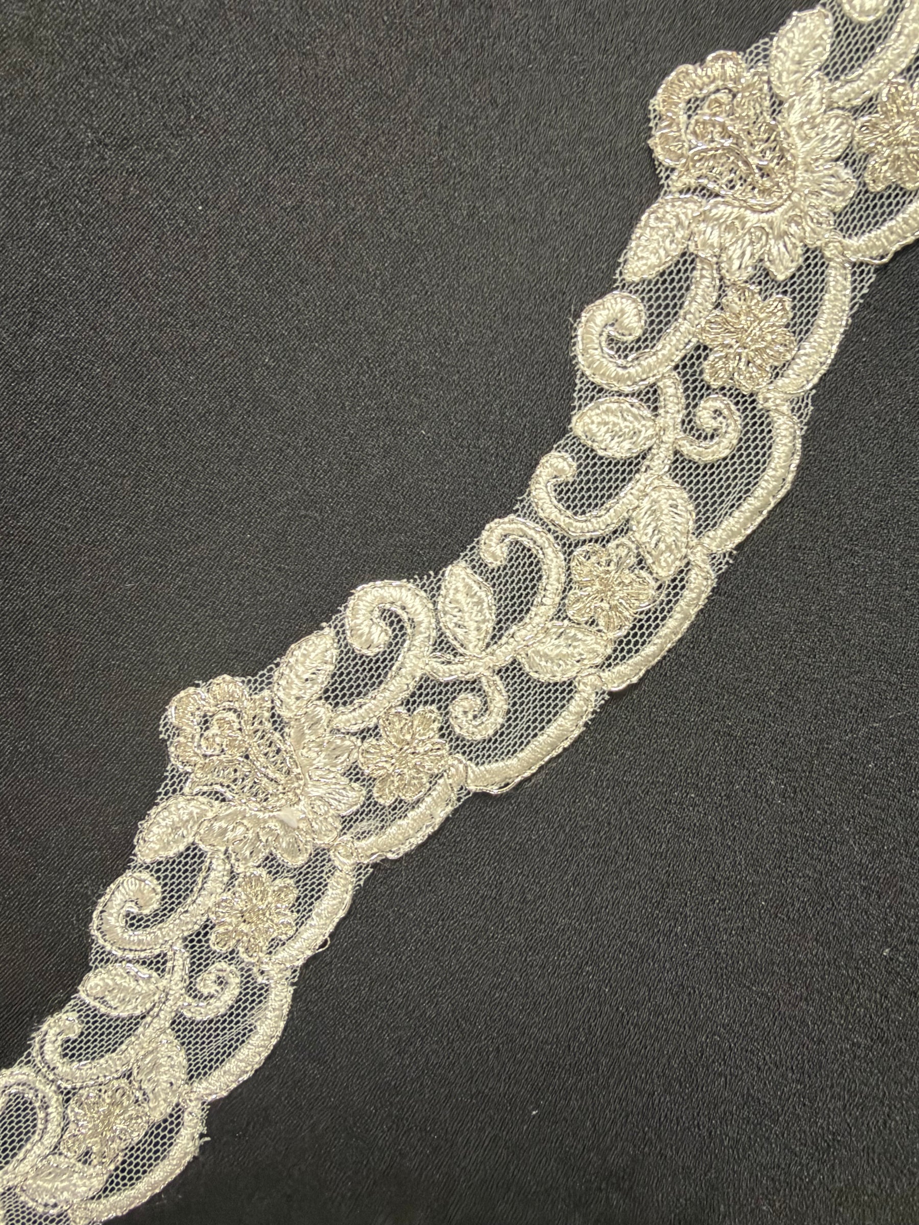 Ivory/Silver Edging - T297