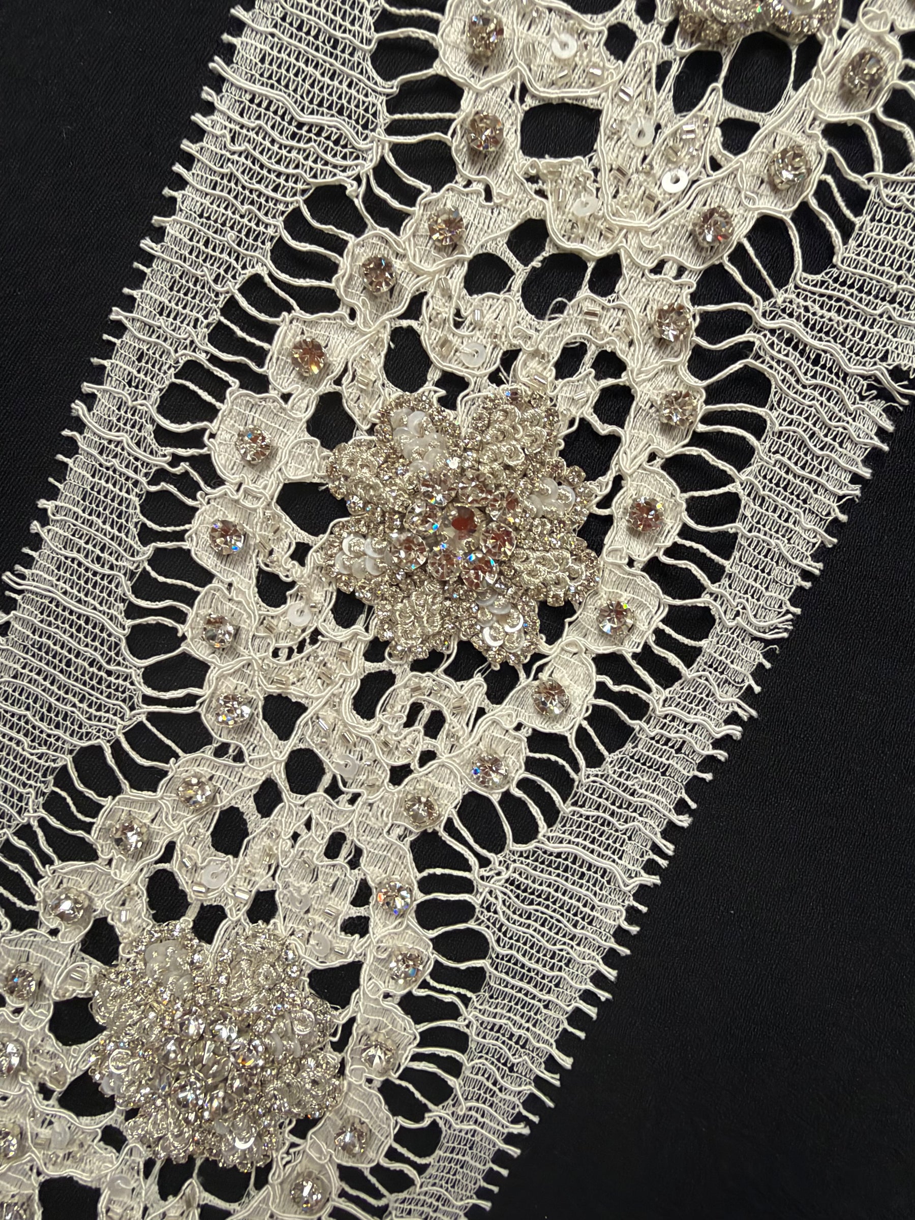 Ivory/Silver Beaded Chantilly Crystal Edging - T262
