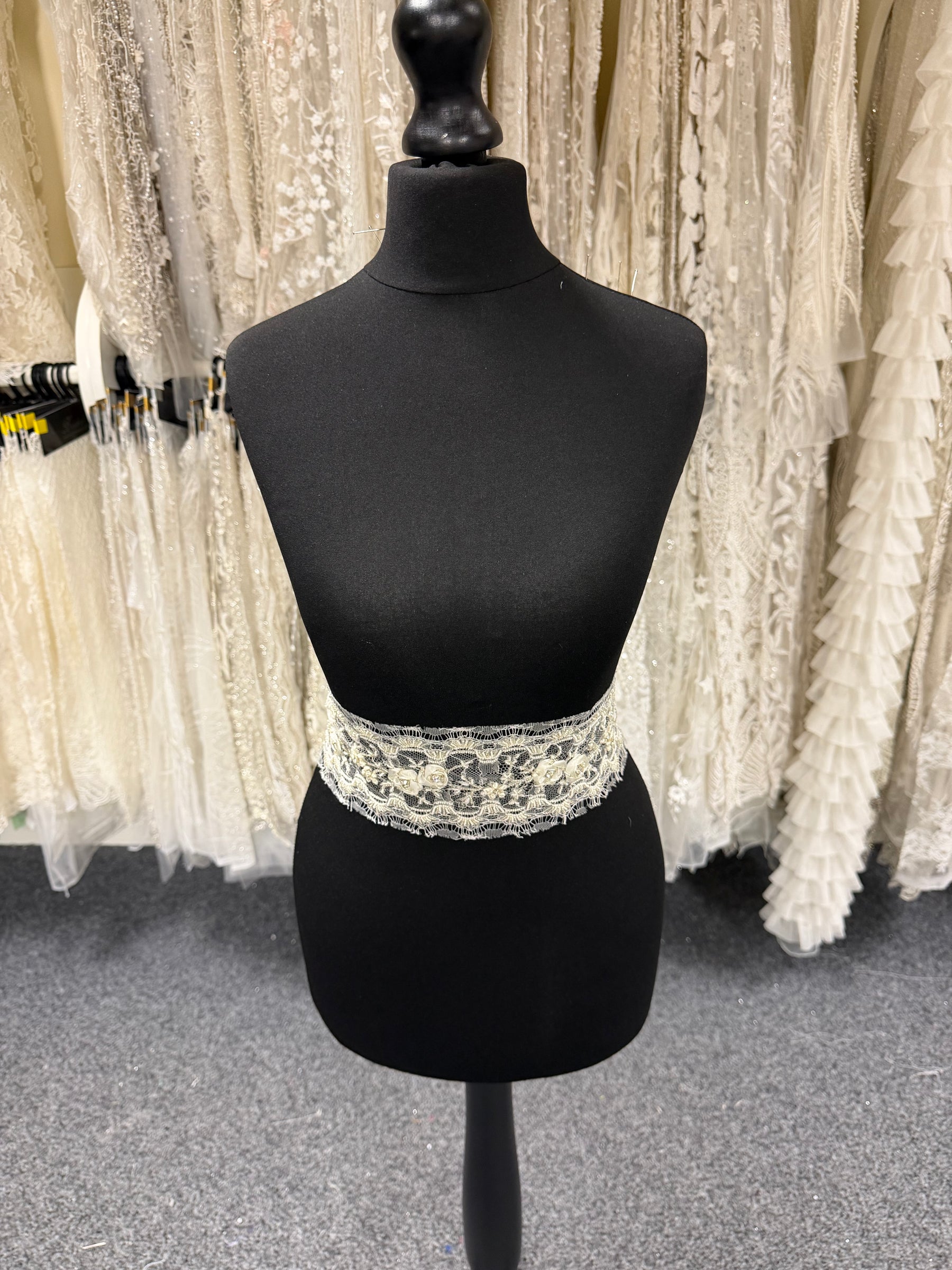 Ivory/Silver Beaded Chantilly Crystal Edging - T262