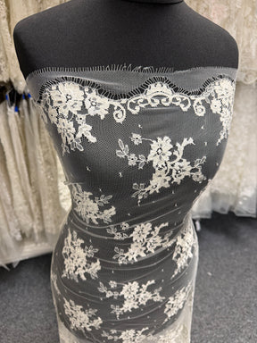 Ivory Chantilly Lace - P292