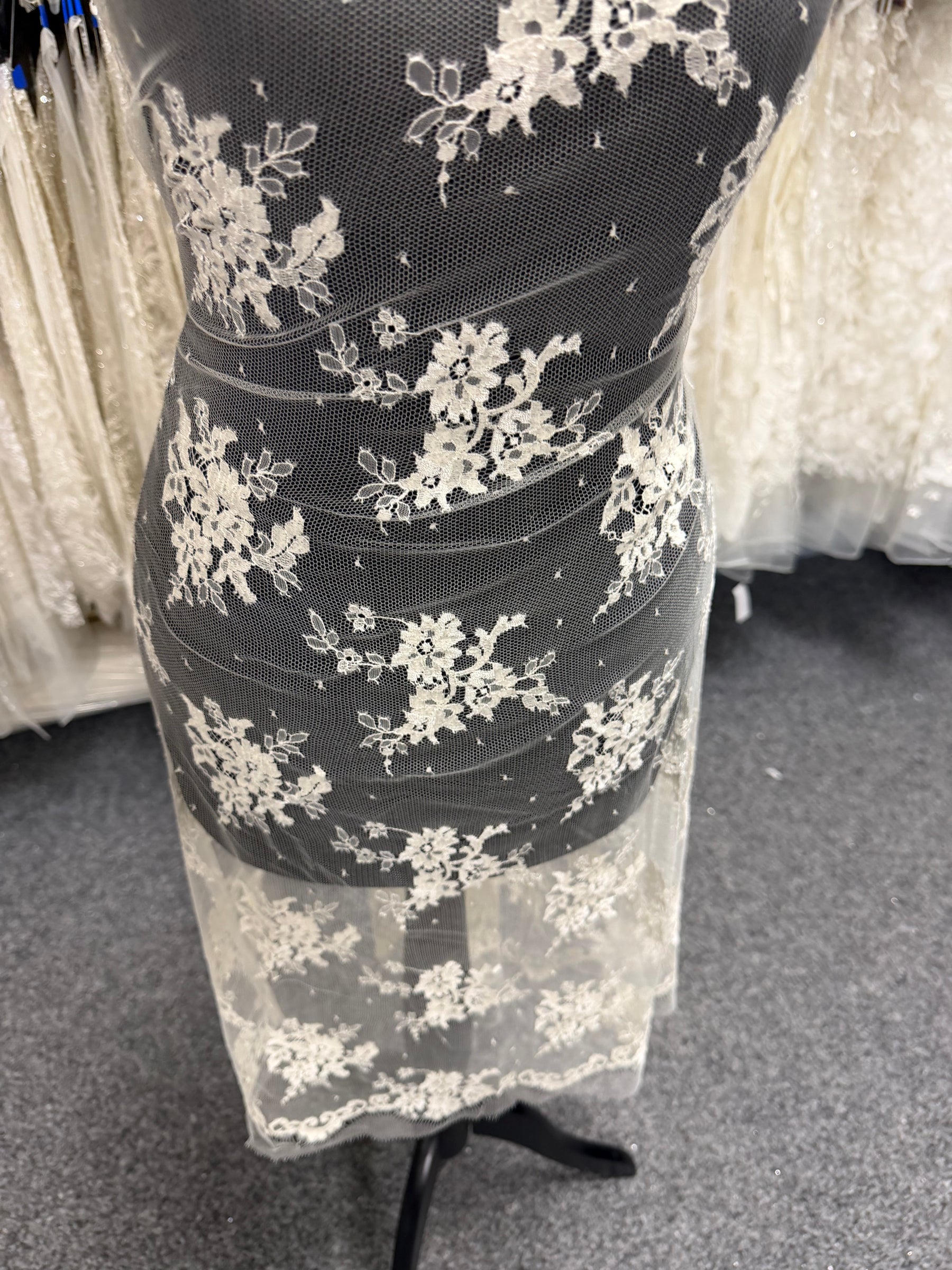 Ivory Chantilly Lace - P292