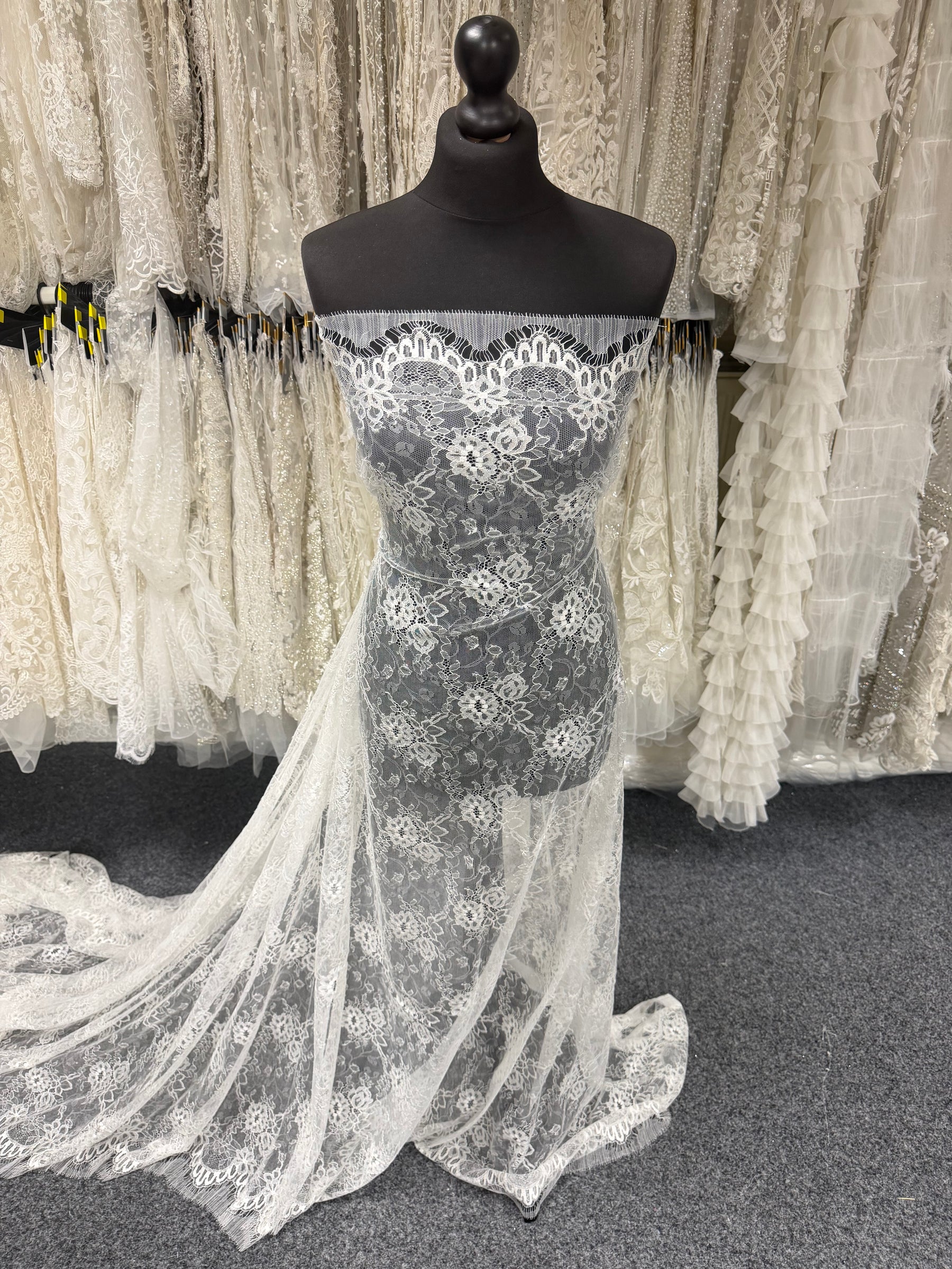 Ivory Chantilly Lace - P726