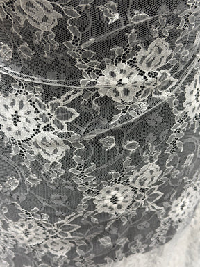 Ivory Chantilly Lace - P726