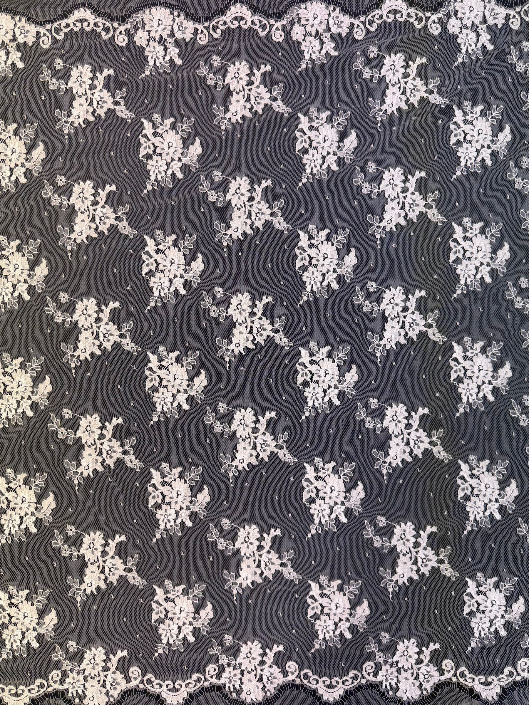 Ivory Chantilly Lace - P292