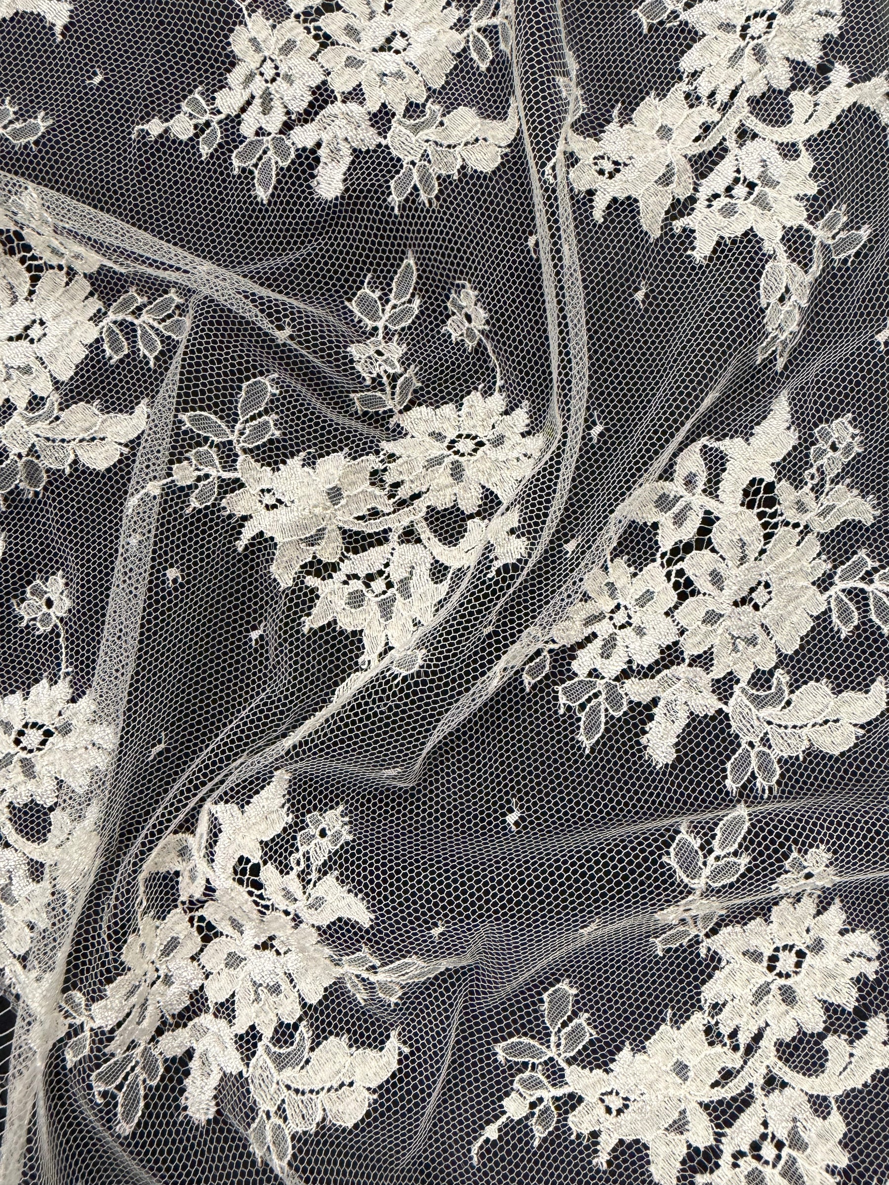 Ivory Chantilly Lace - P292
