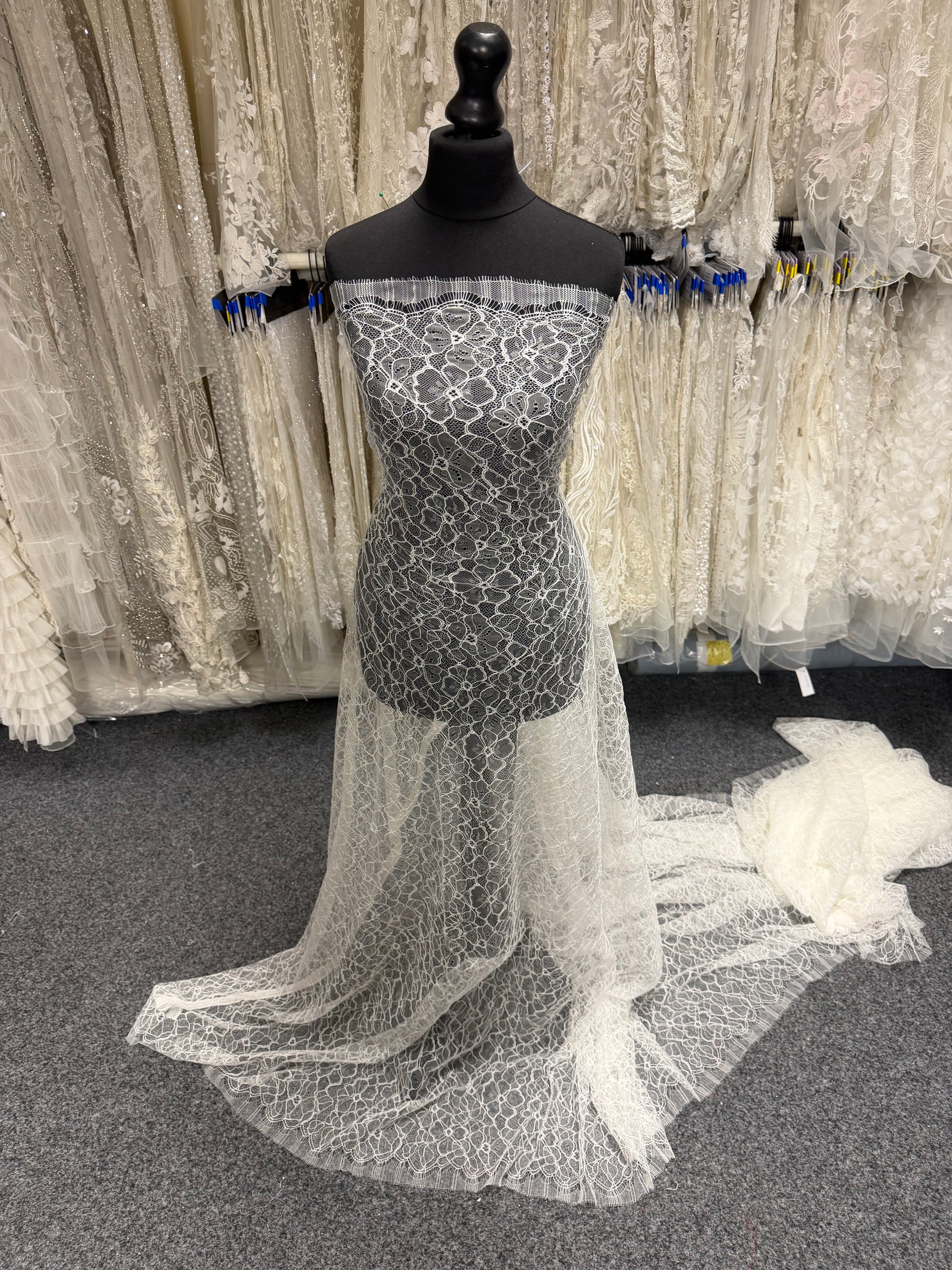 Ivory Corded Chantilly Lace - P727