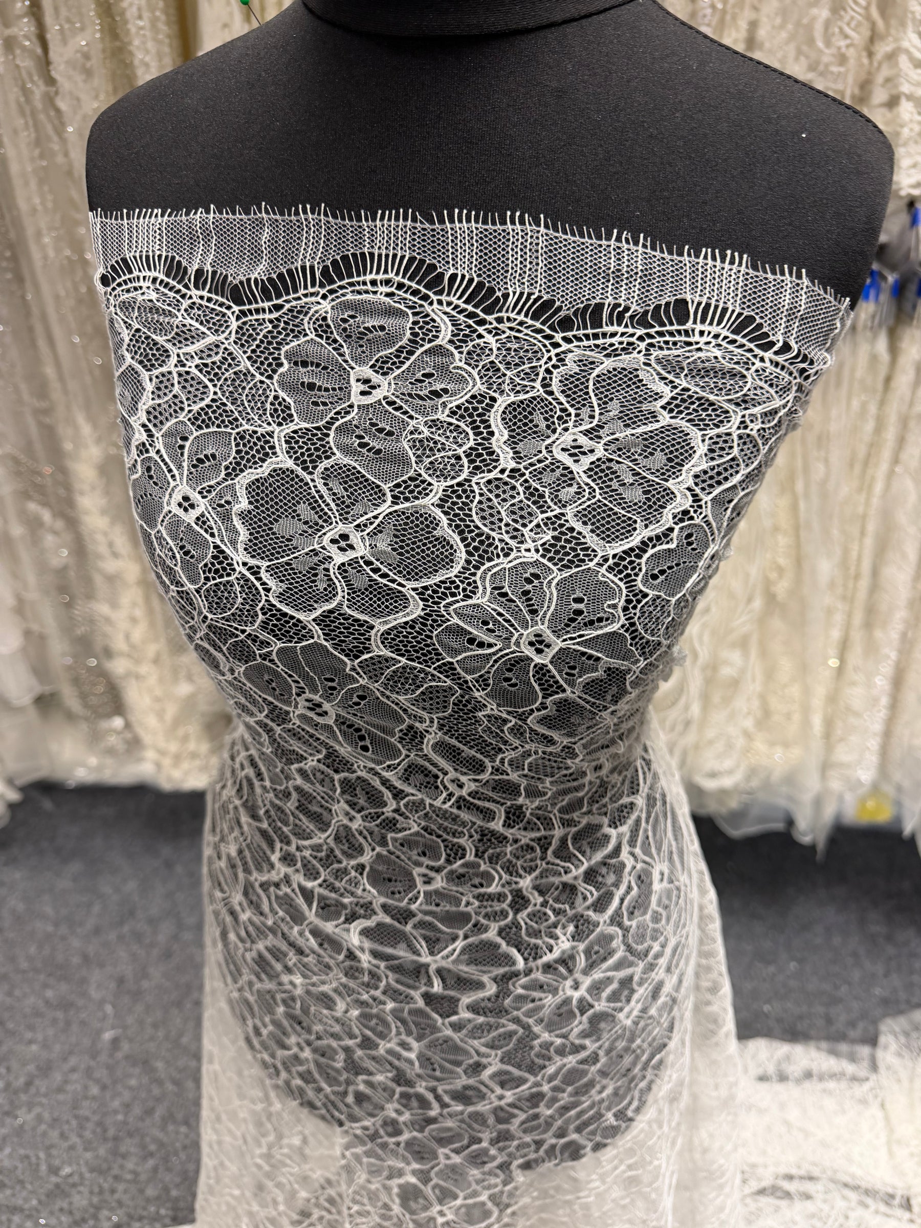 Ivory Corded Chantilly Lace - P727