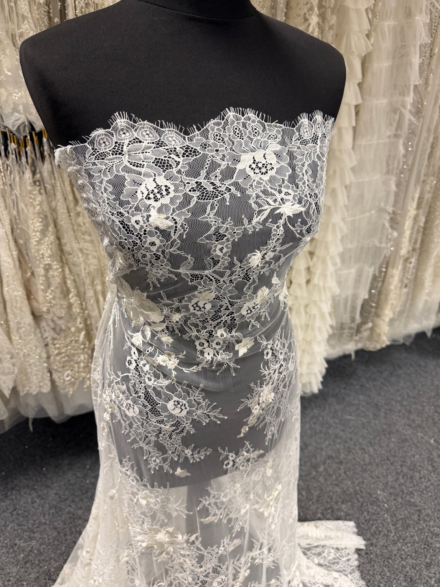 Ivory Embroidered Chantilly Lace - P872