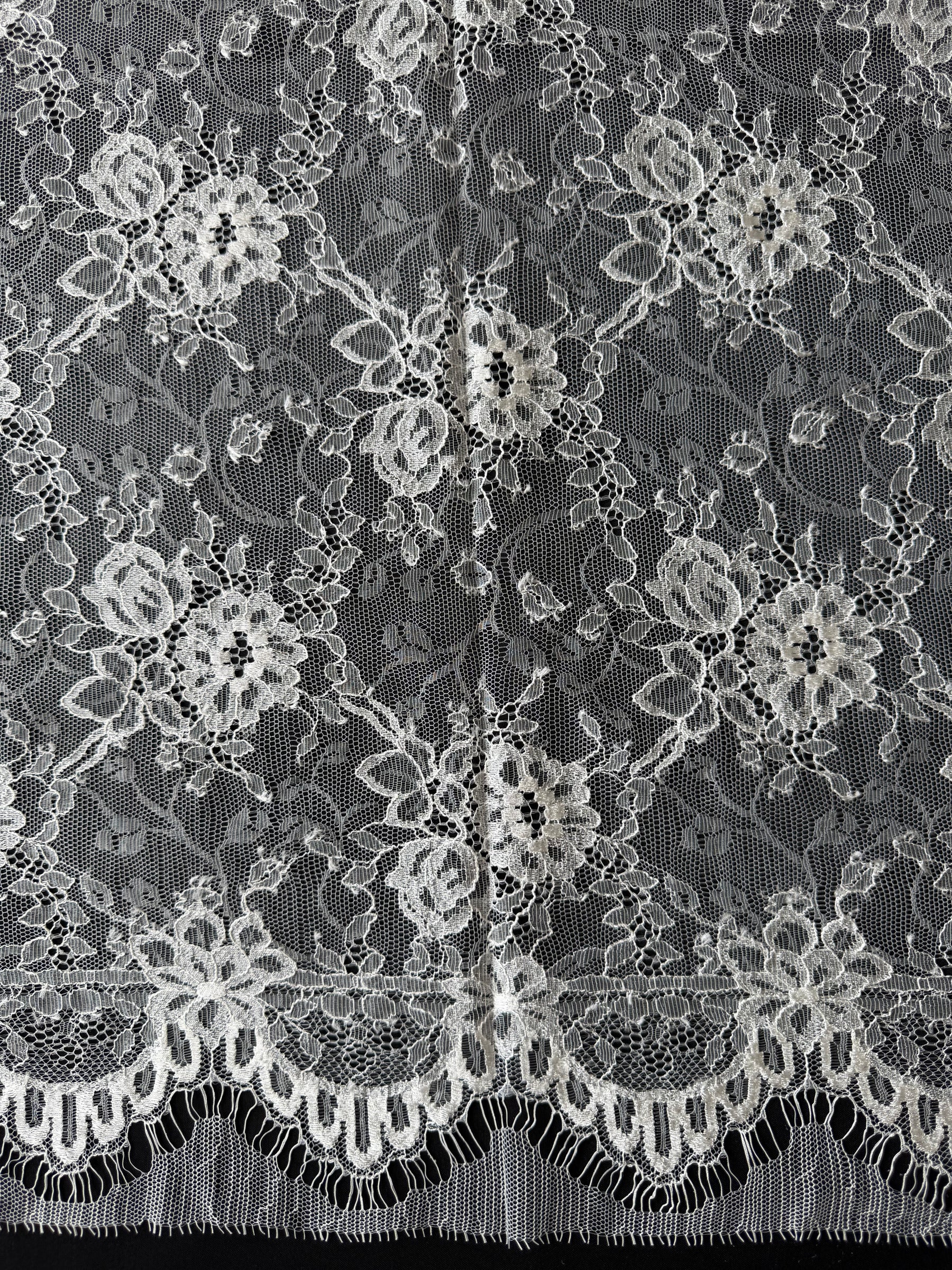 Ivory Chantilly Lace - P726