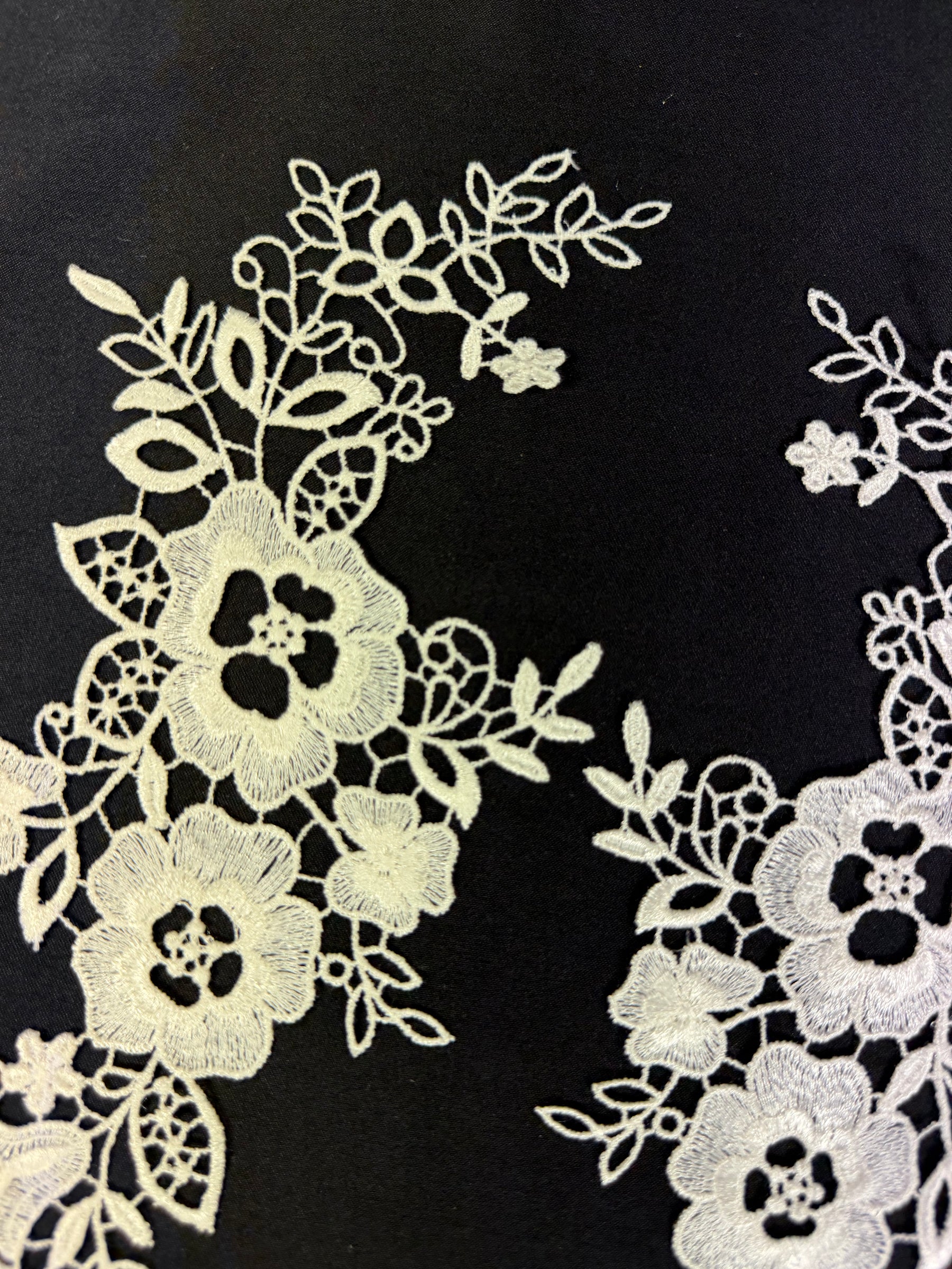 Ivory Guipure Lace Appliques - T404