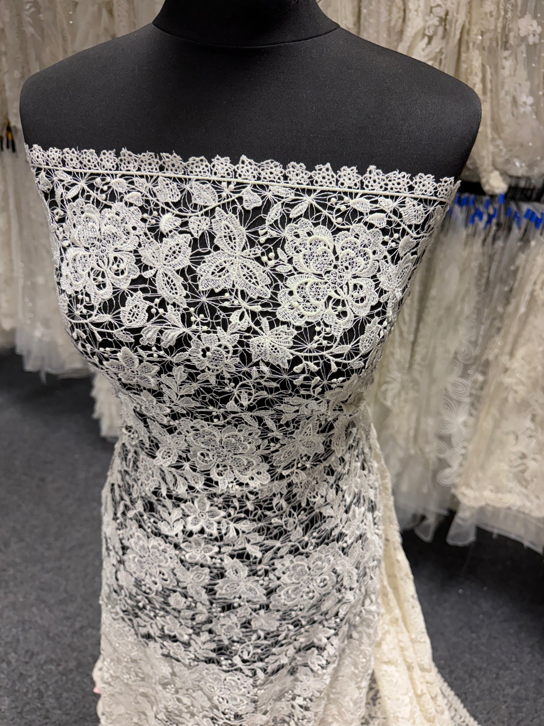 Ivory Guipure Lace - P356