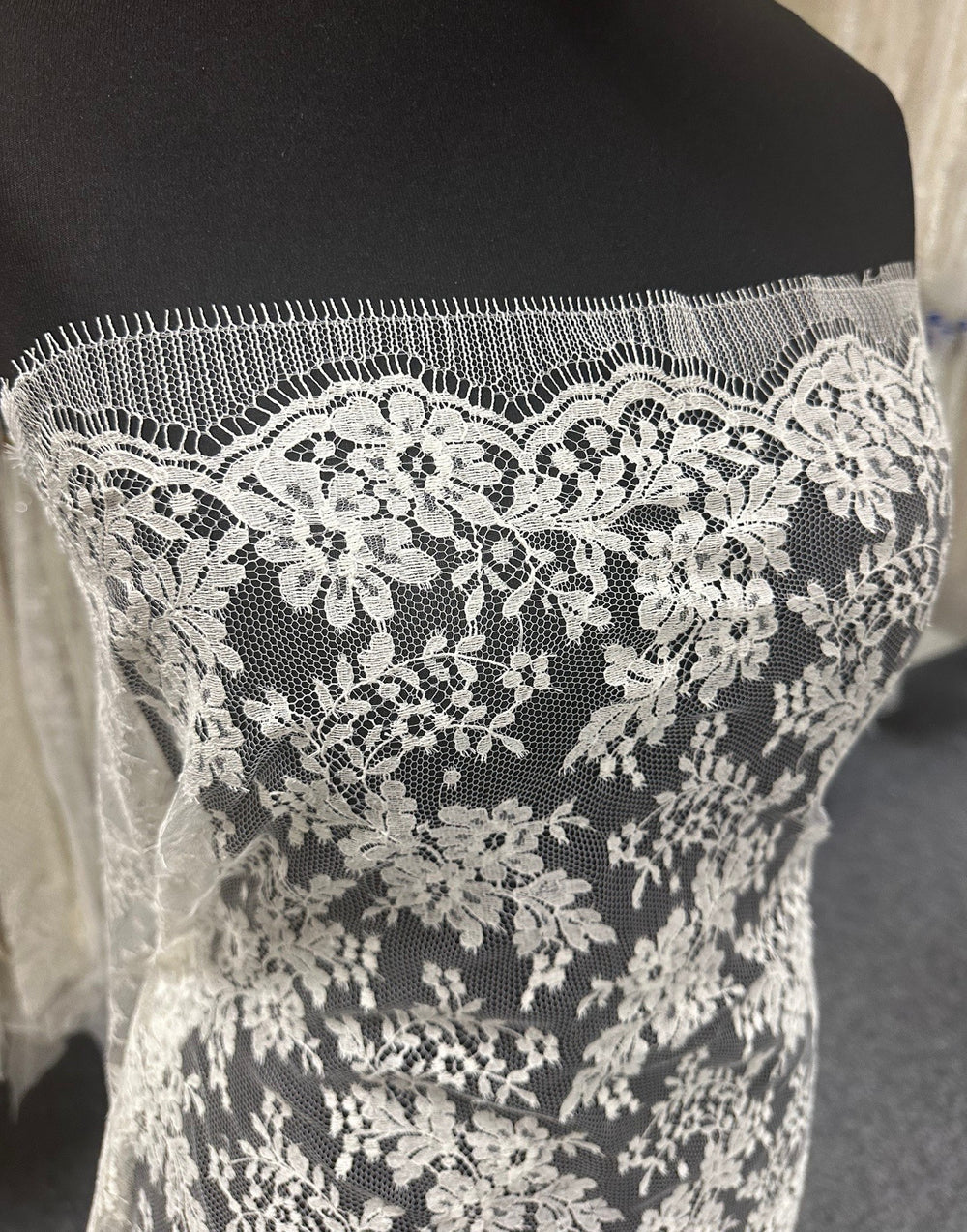 Ivory Chantilly Lace P205