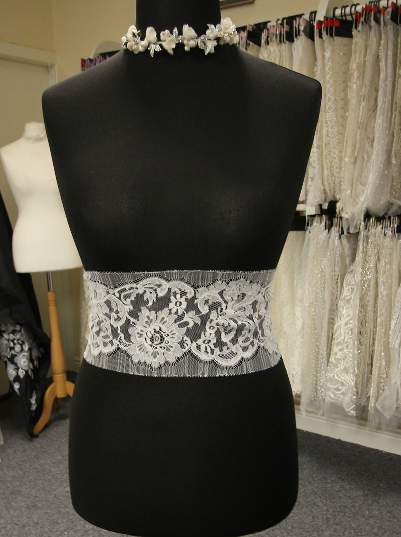 Gold Chantilly Lace Trim Alazne main image 1