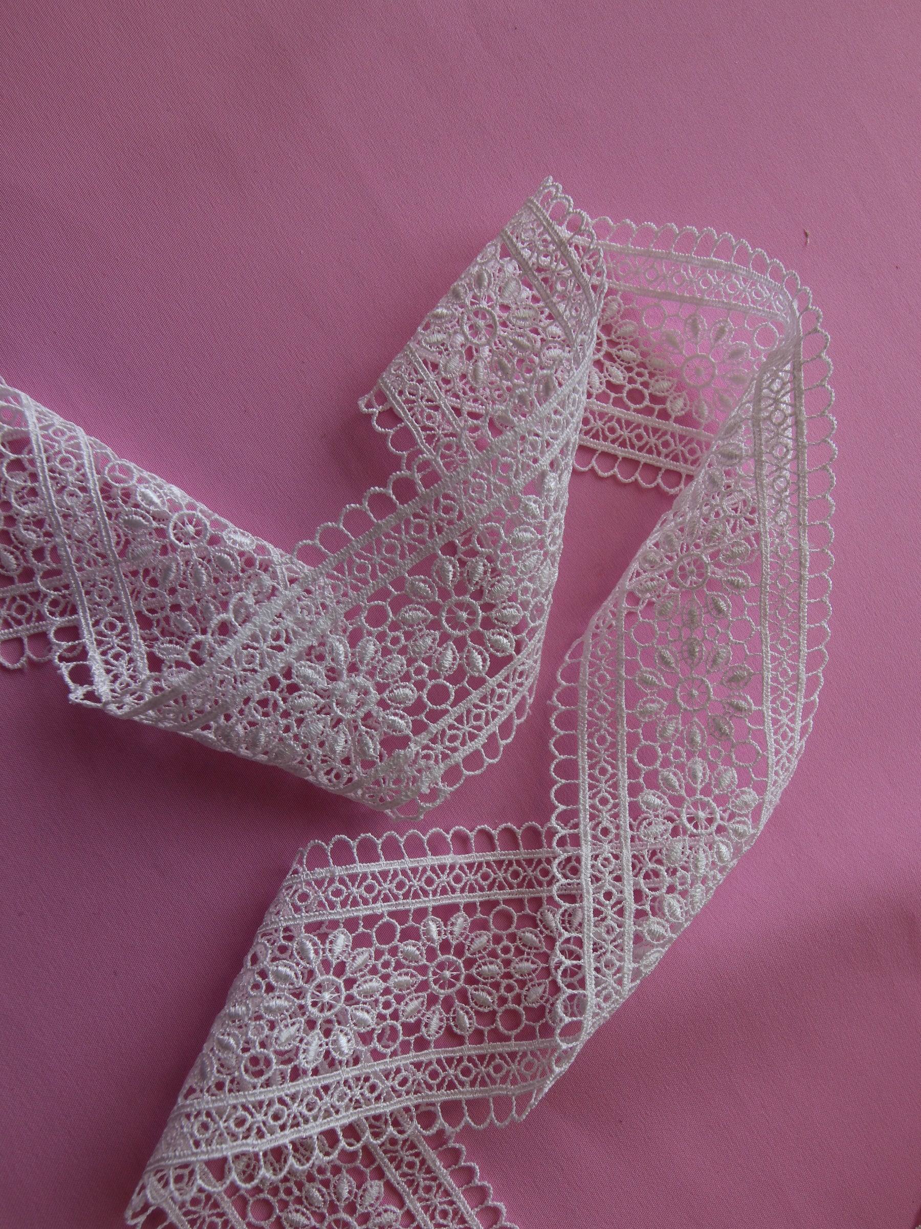 Ivory Lace Trim - Pine