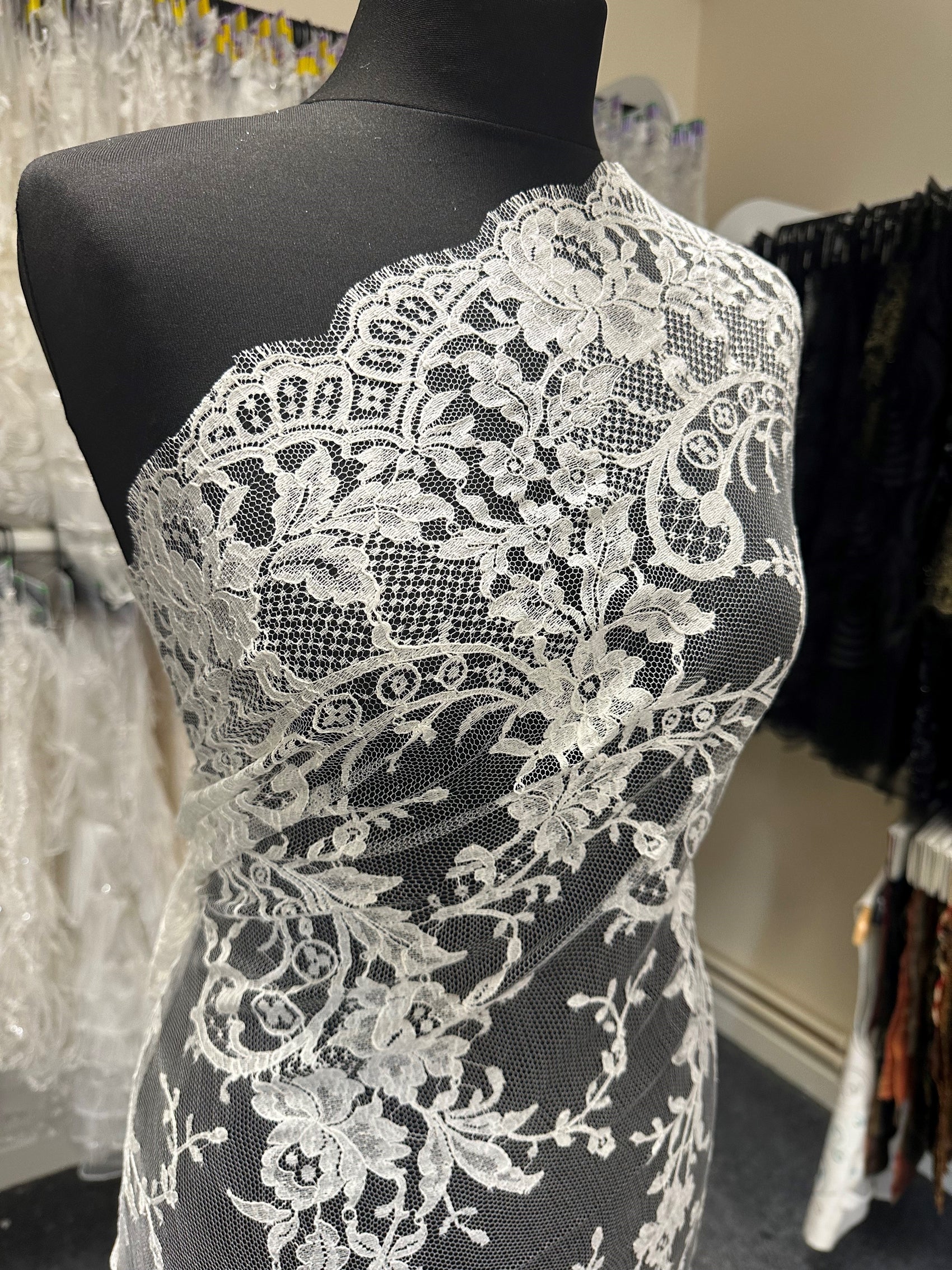 Scarlet Chantilly Lace Kate