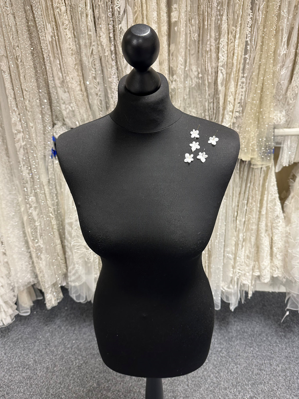 Pale Ivory Laser Cut Flower - MM0028 (pack of 144)