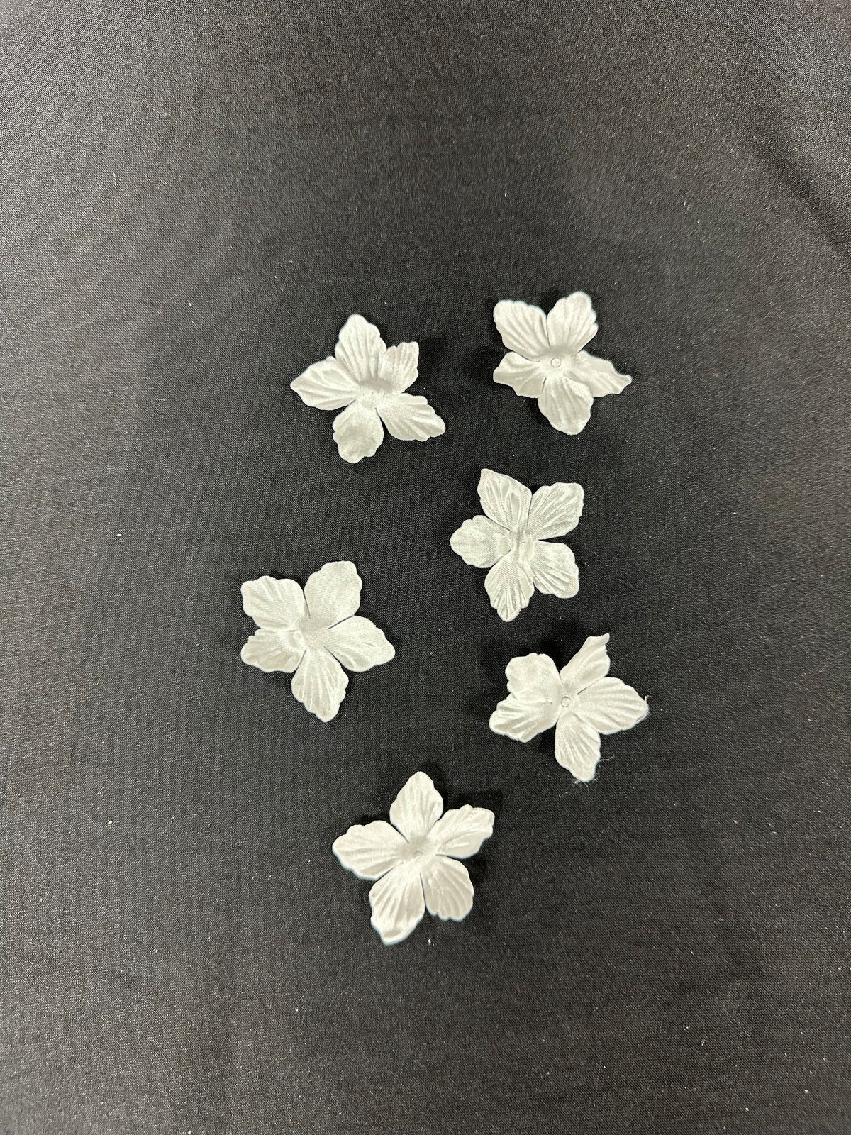 Winter White 5 Petal Flowers - MM0030 (Bag of 144)