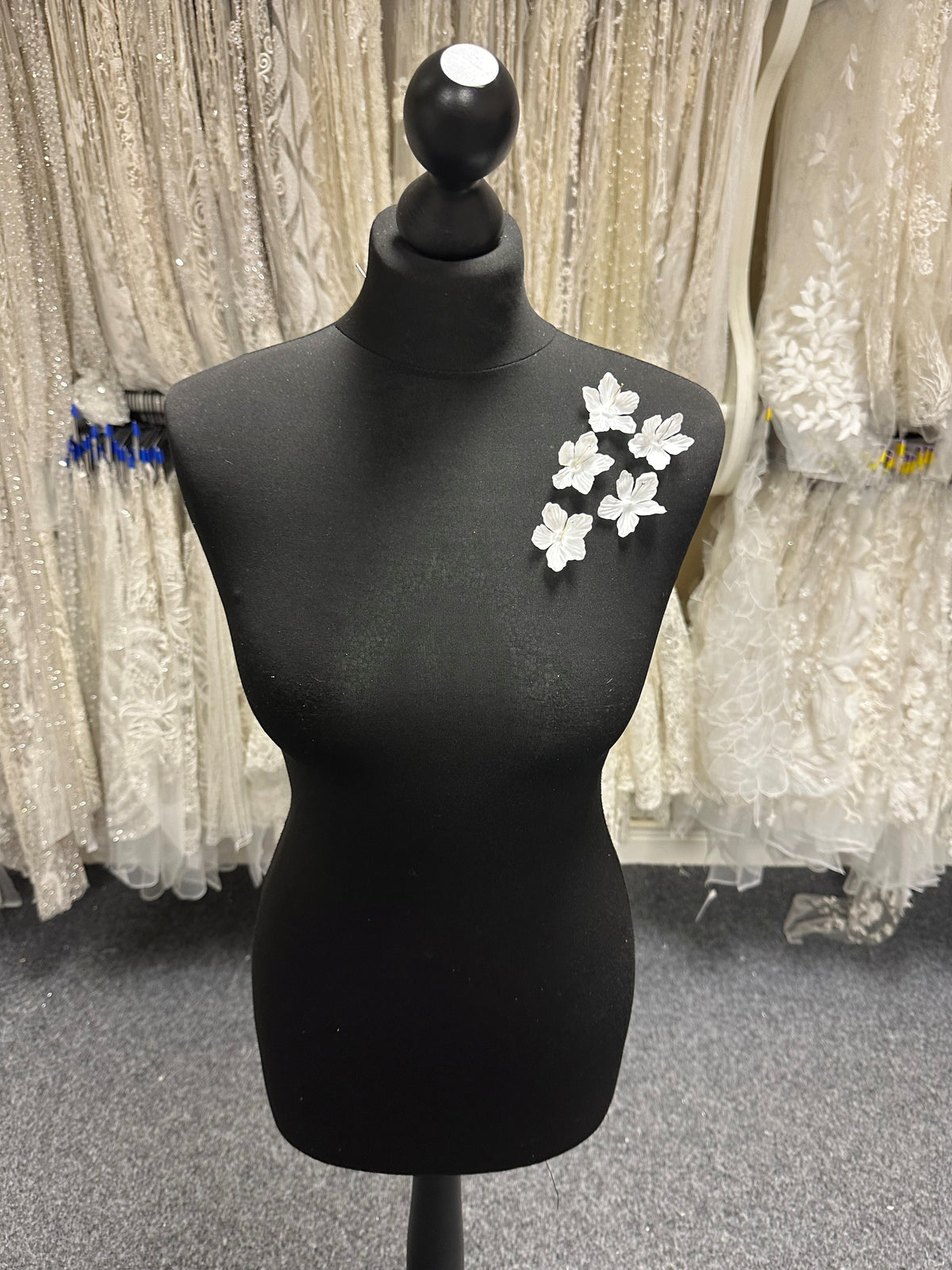 Winter White 5 Petal Flowers - MM0030 (Bag of 144)