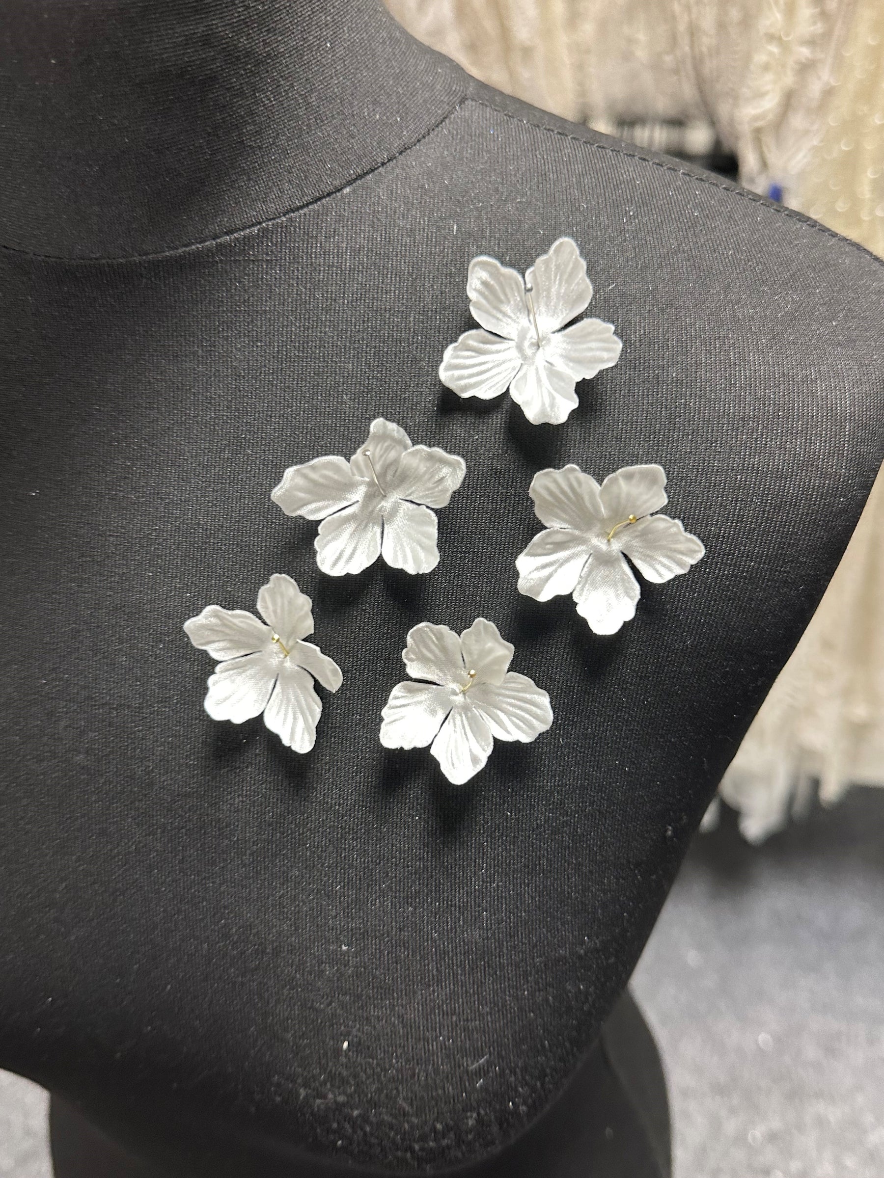 Pale Ivory 5 Petal Flowers - MM0030 (Bag of 144)