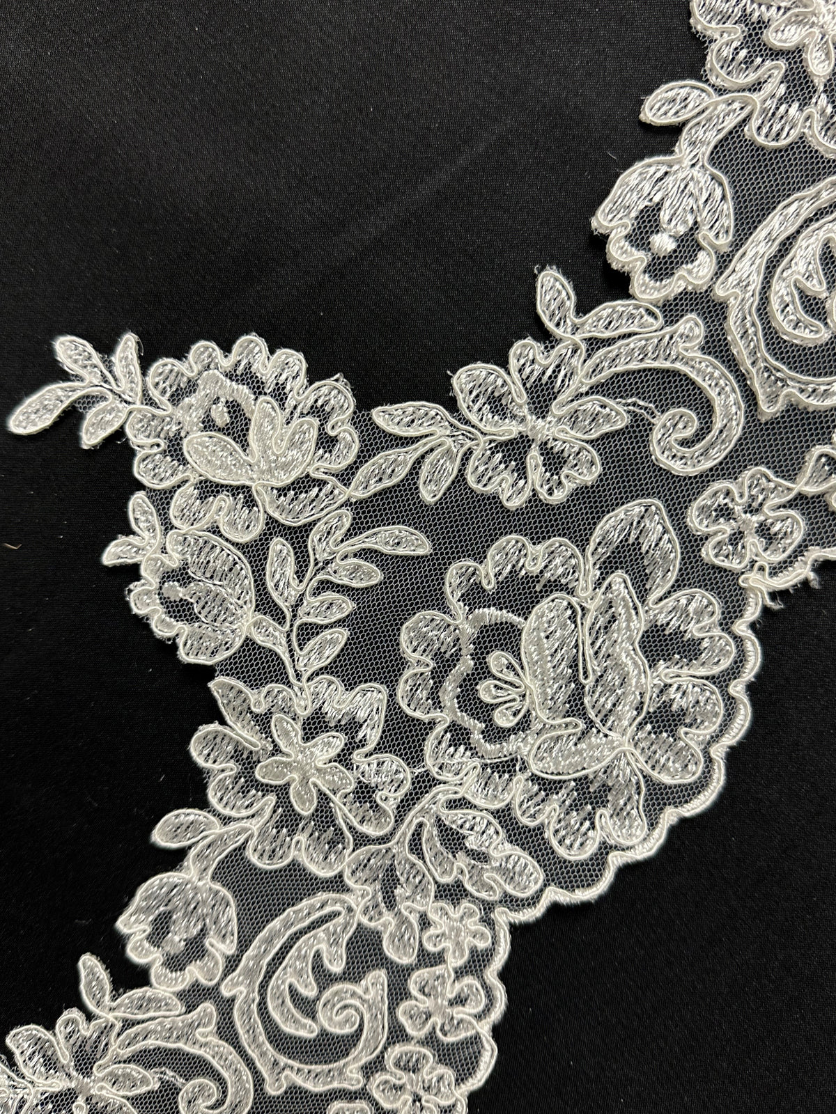 Ivory Corded Lace Trim - T 226 Unbeaded (CF)