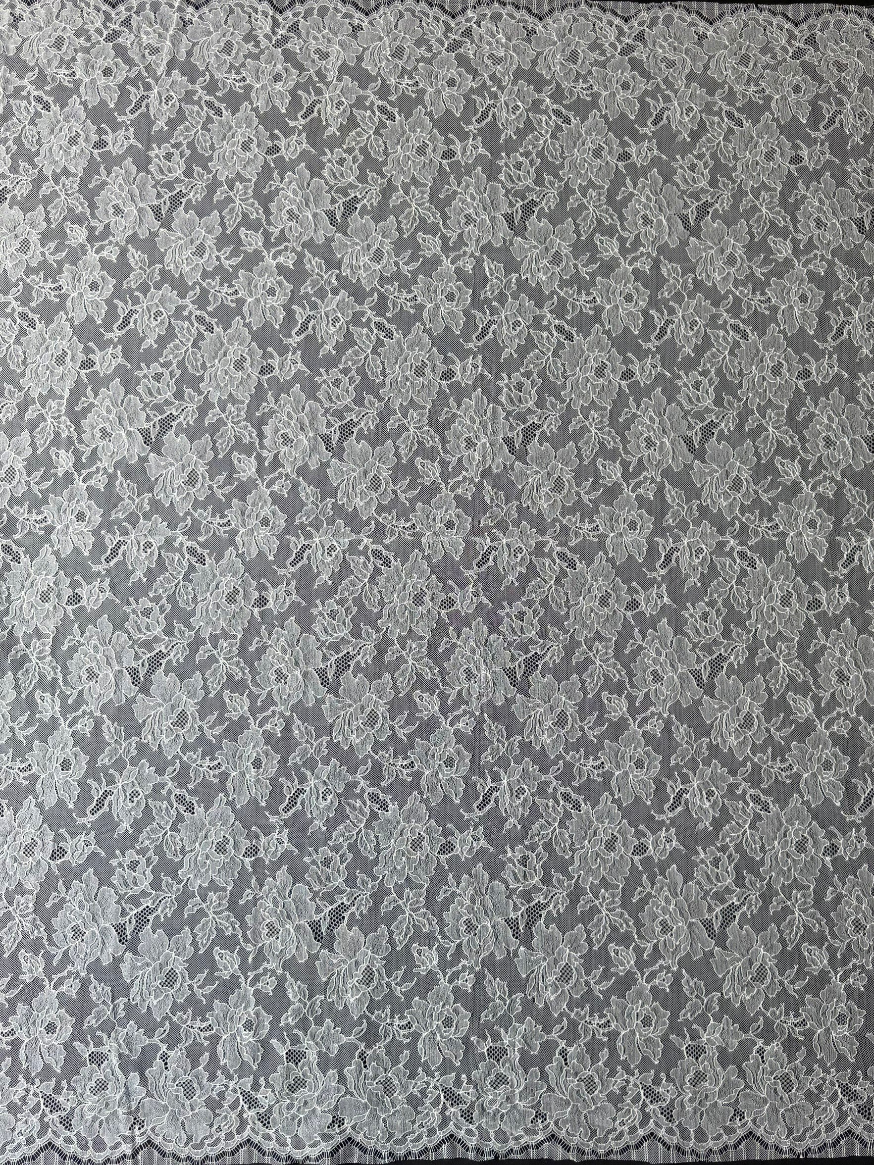 Ivory Chantilly Lace - P177