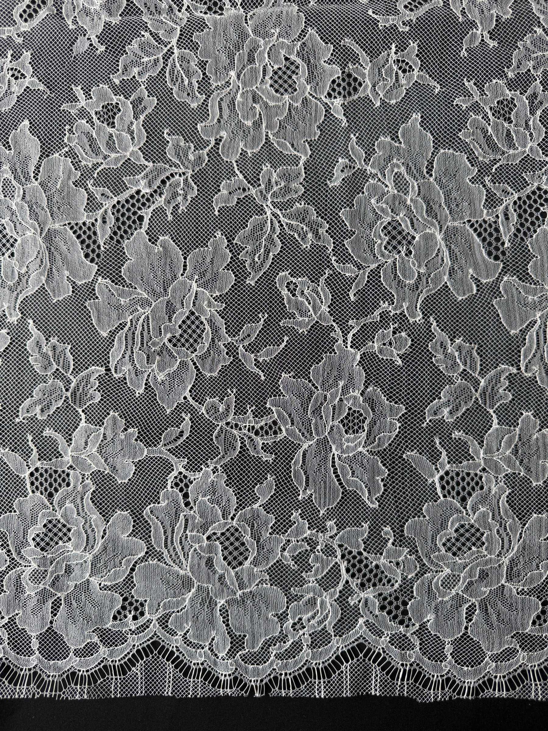 Ivory Chantilly Lace - P177