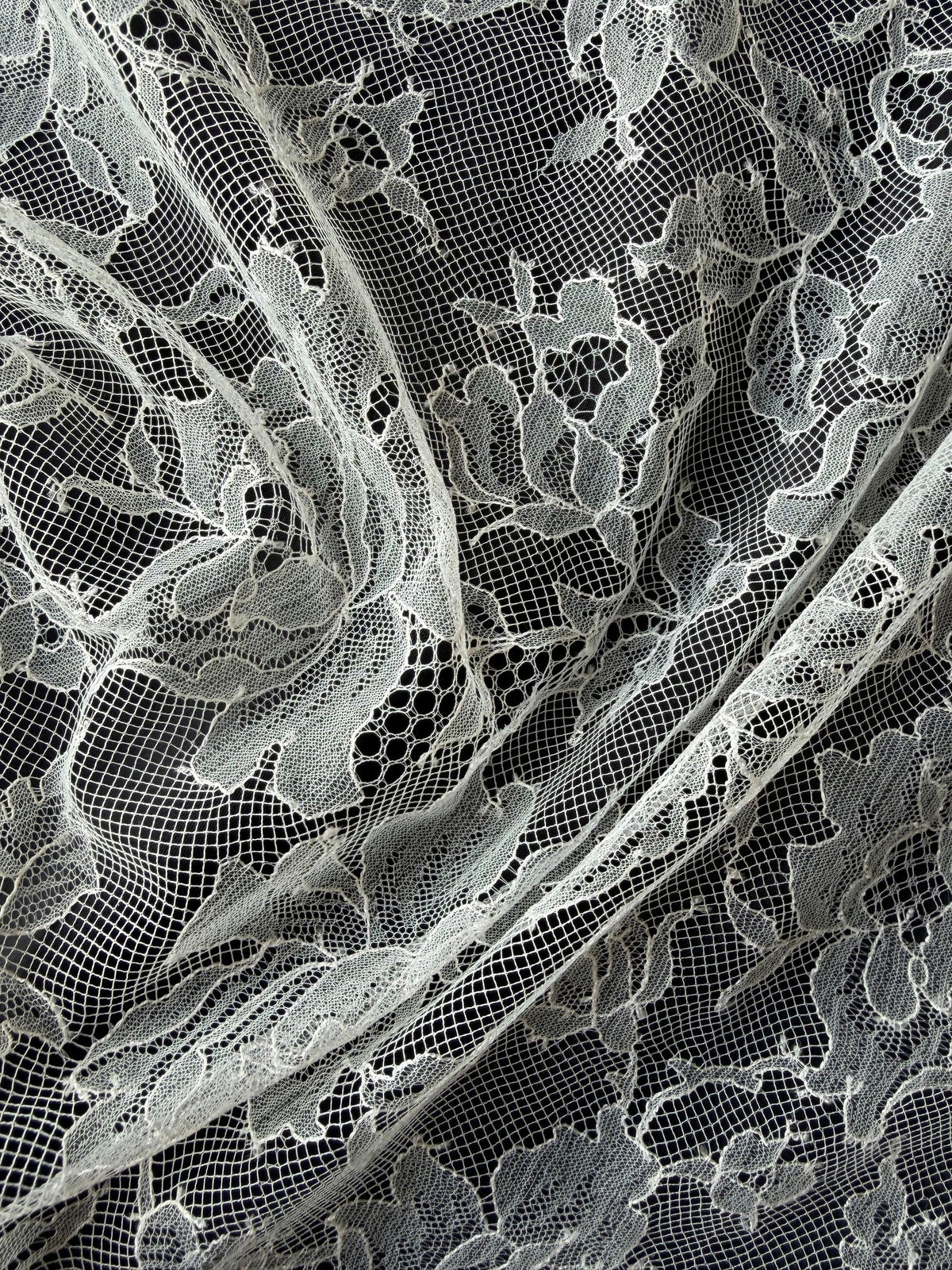 Ivory Chantilly Lace - P177