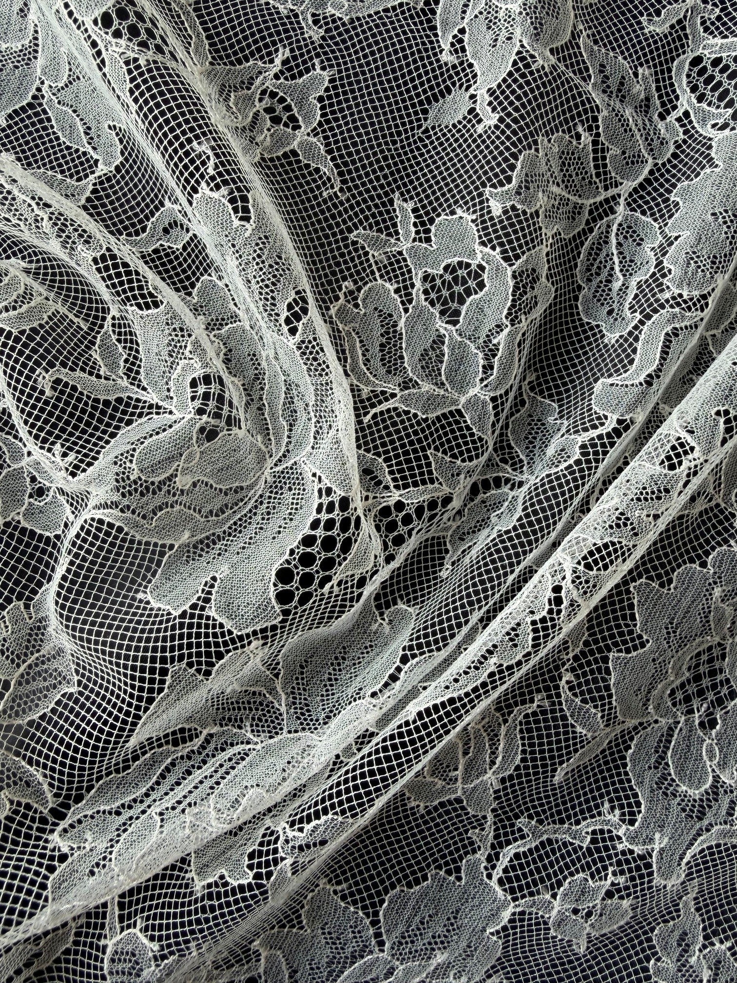 Ivory Chantilly Lace - P177