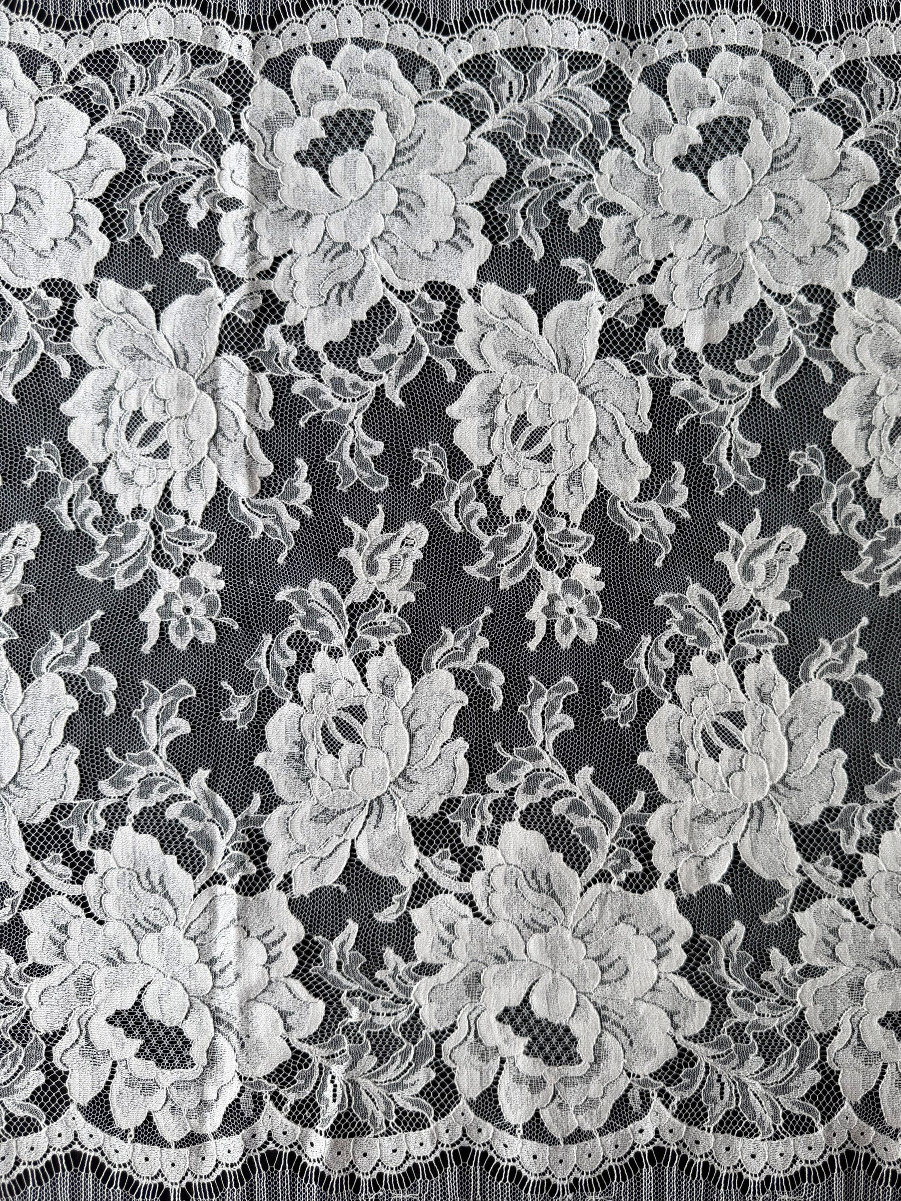 Ivory Chantilly Lace - P180