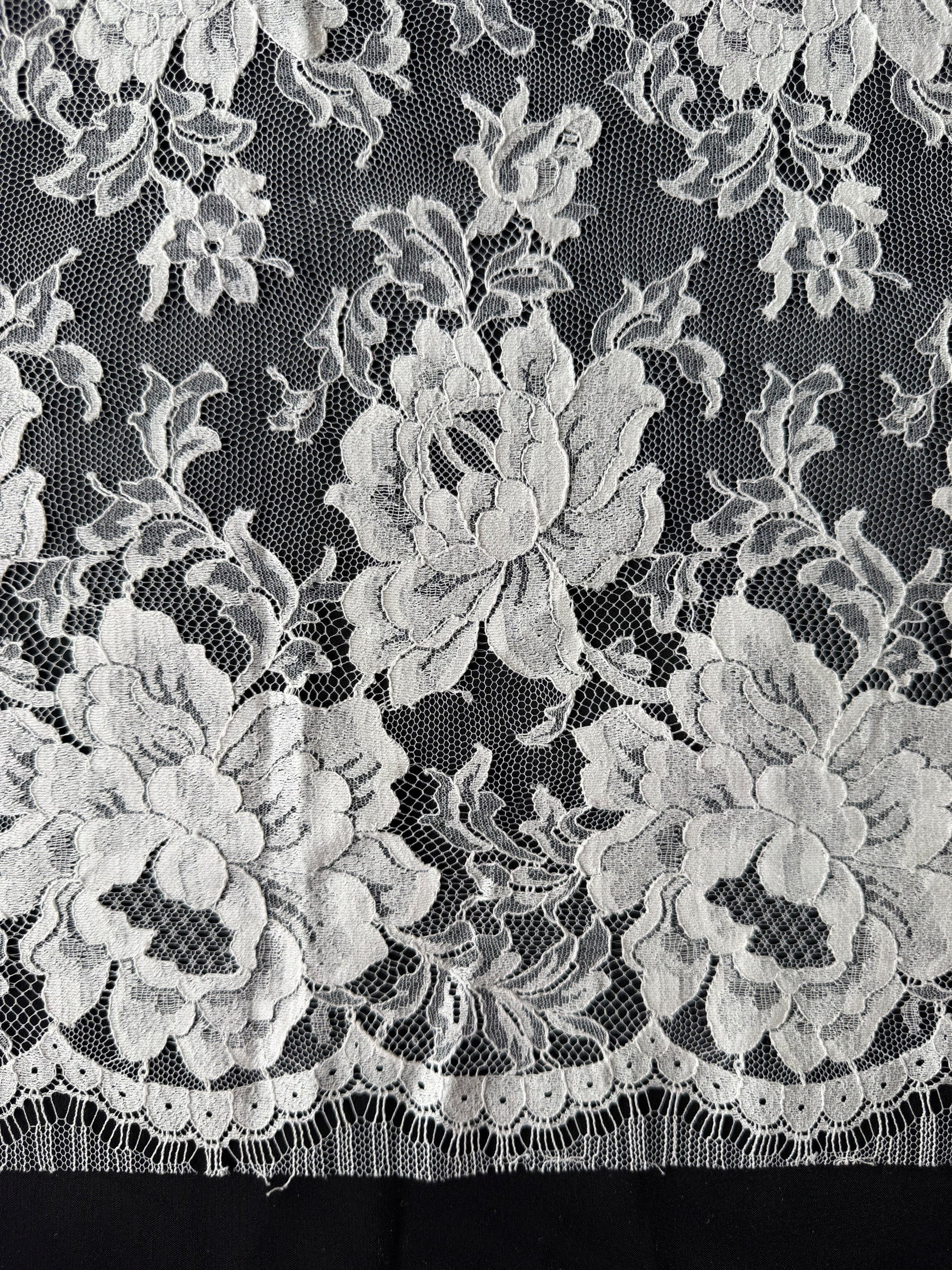 Ivory Chantilly Lace - P180