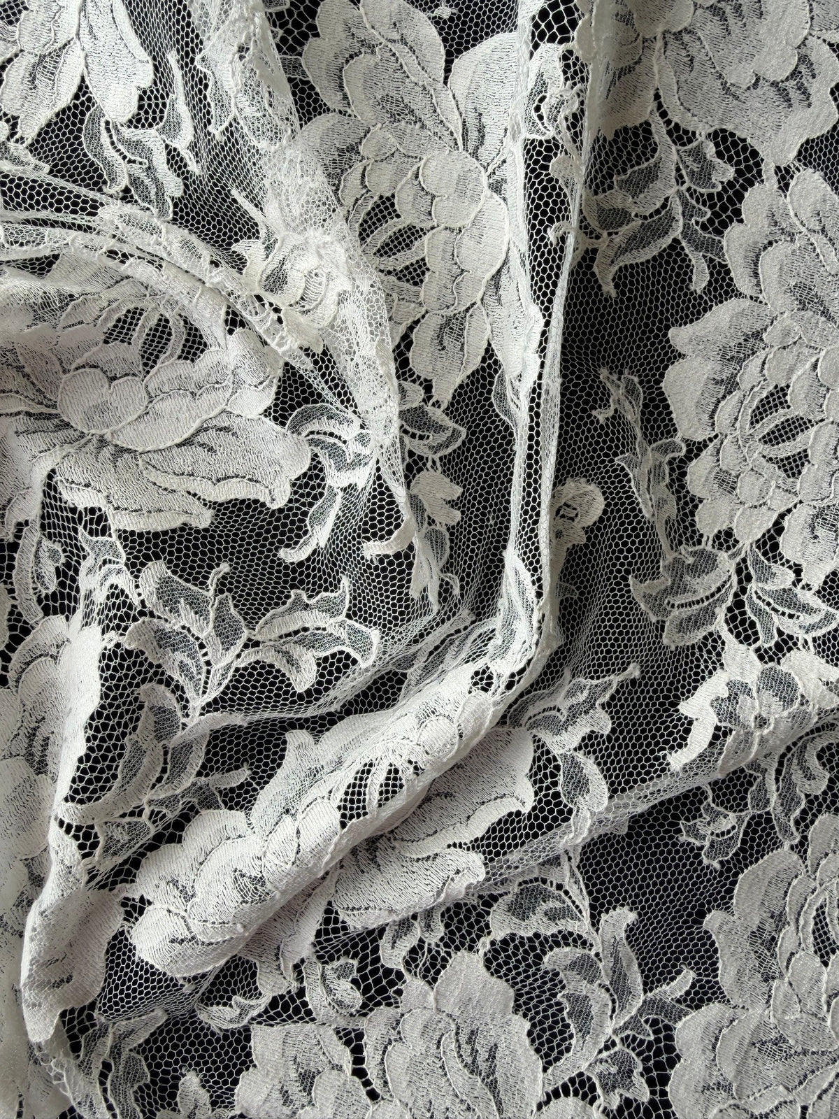Ivory Chantilly Lace - P180