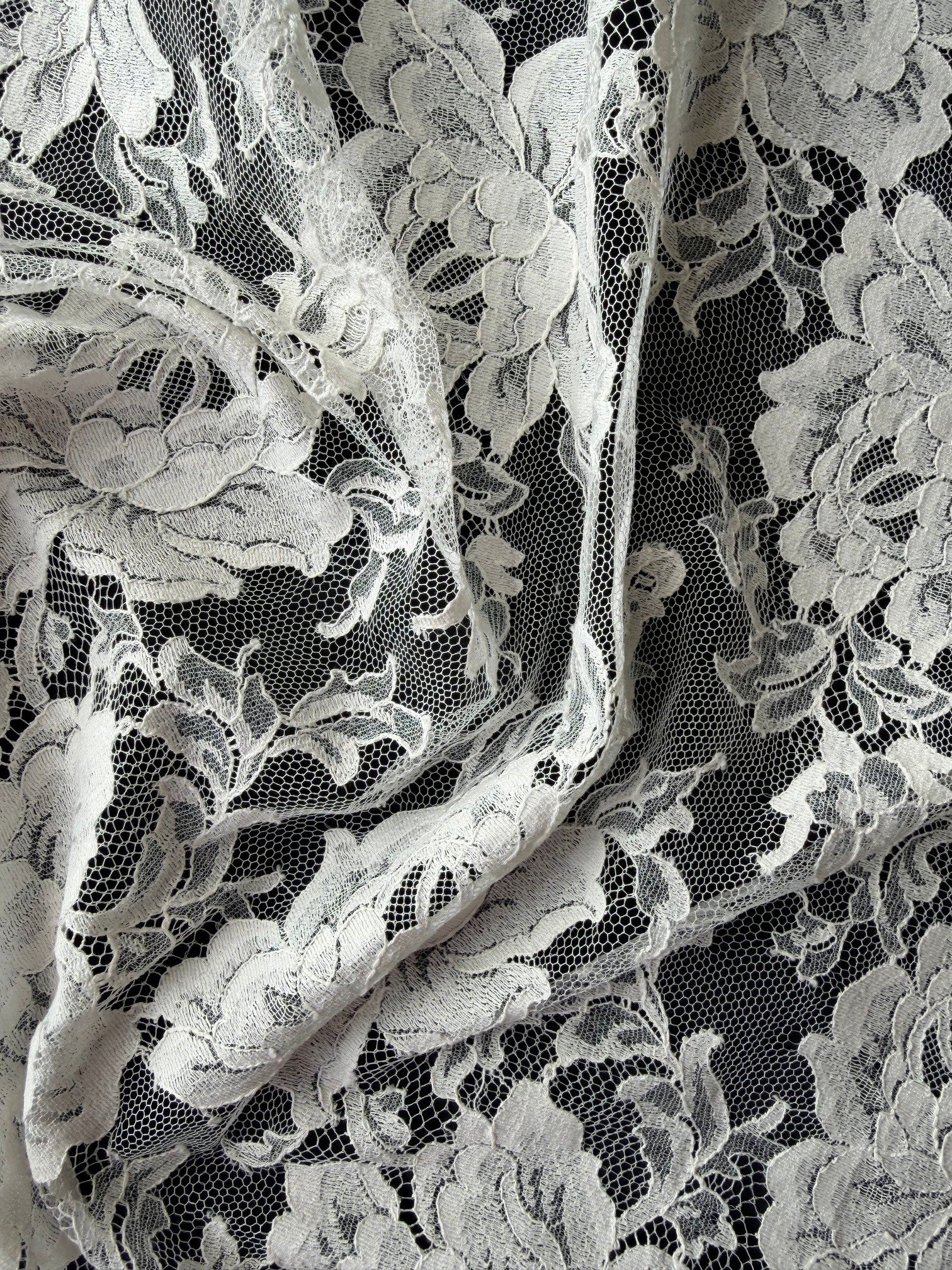 Ivory Chantilly Lace - P180