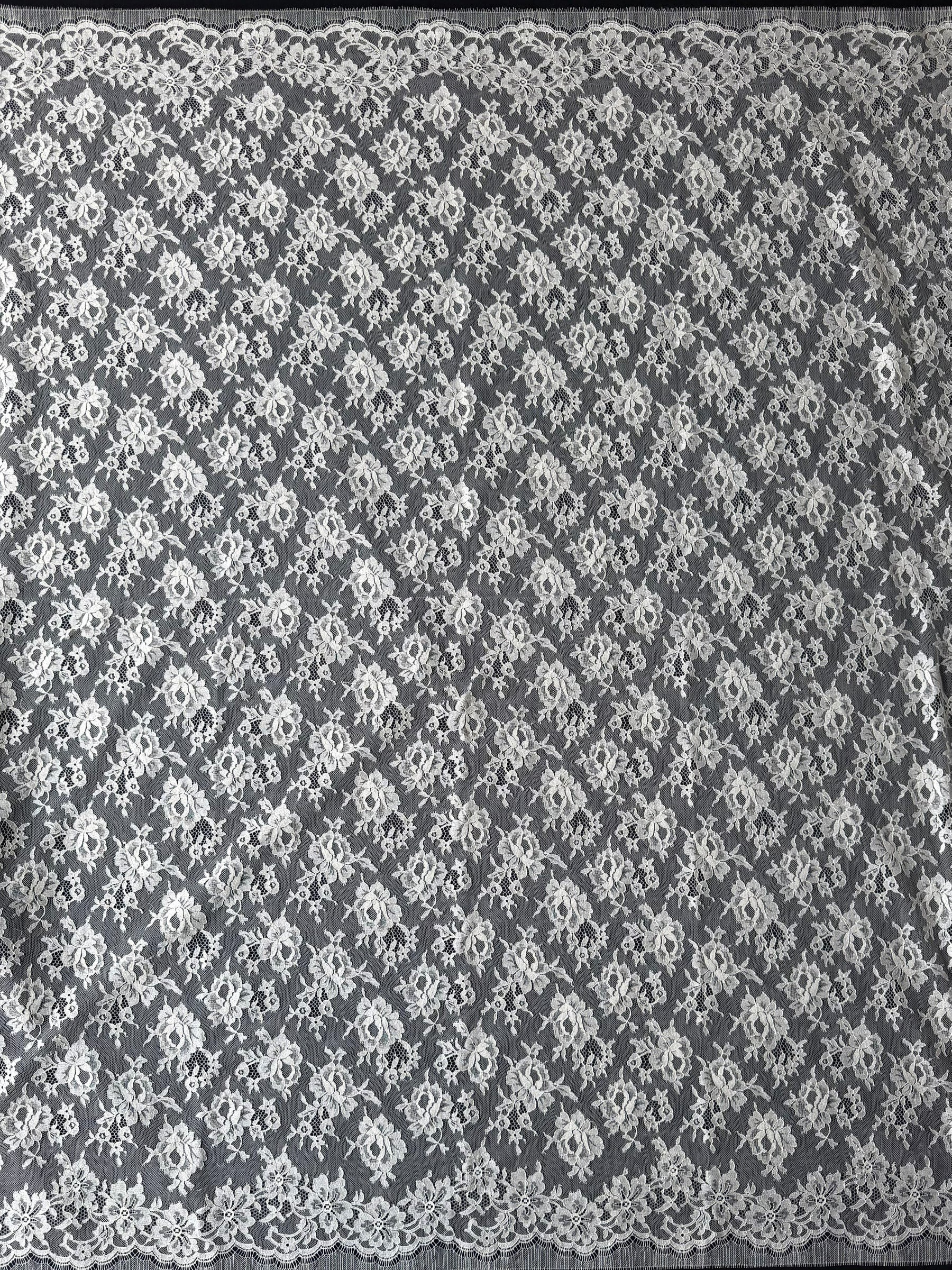 Ivory Chantilly Lace - P204