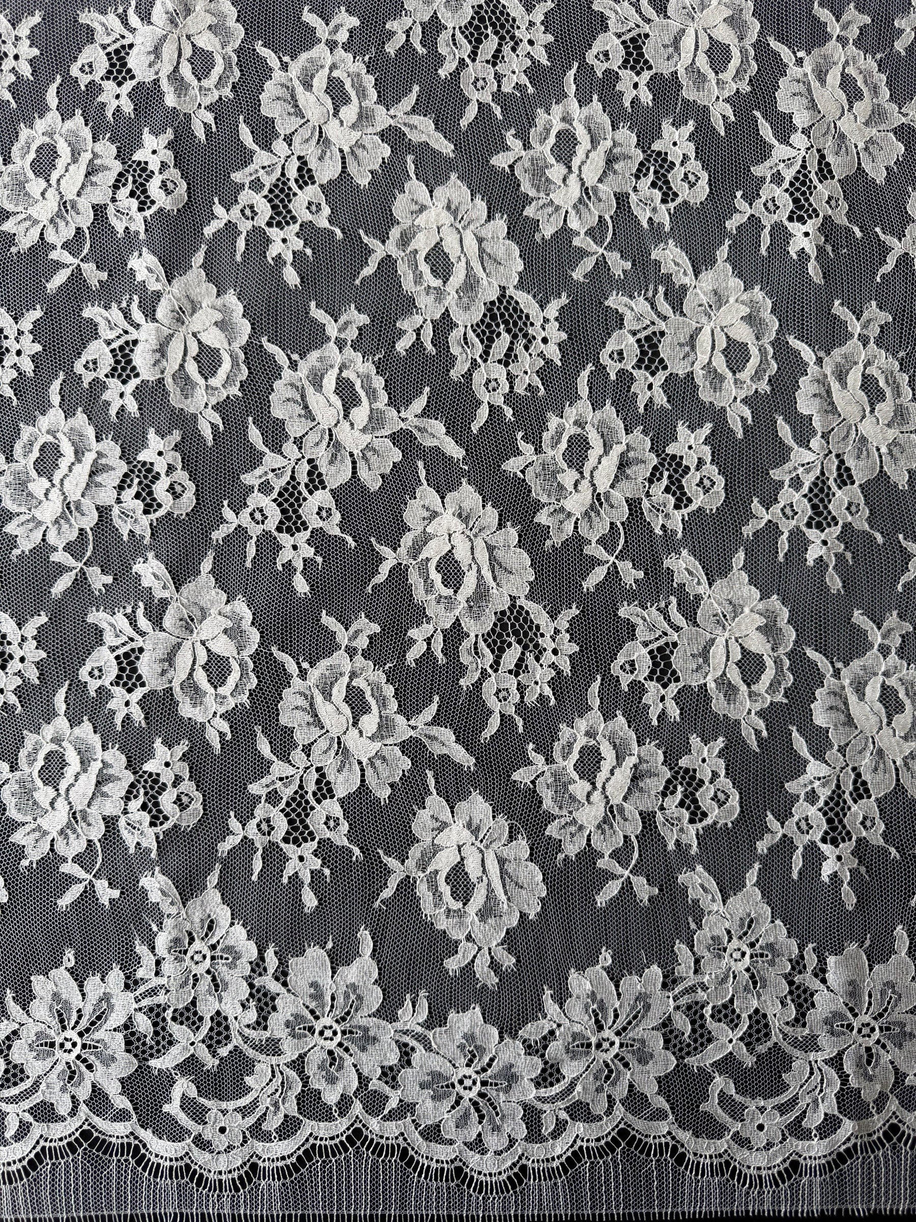 Ivory Chantilly Lace - P204