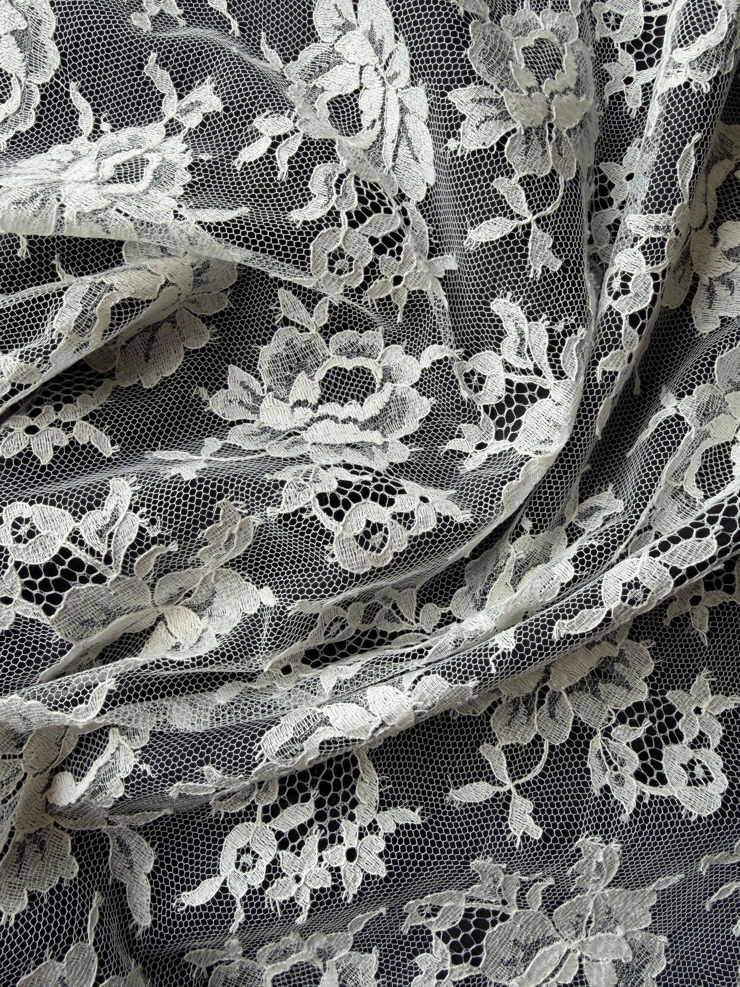 Ivory Chantilly Lace - P204