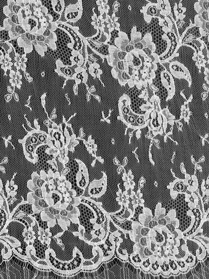 Ivory Chantilly Lace - P205