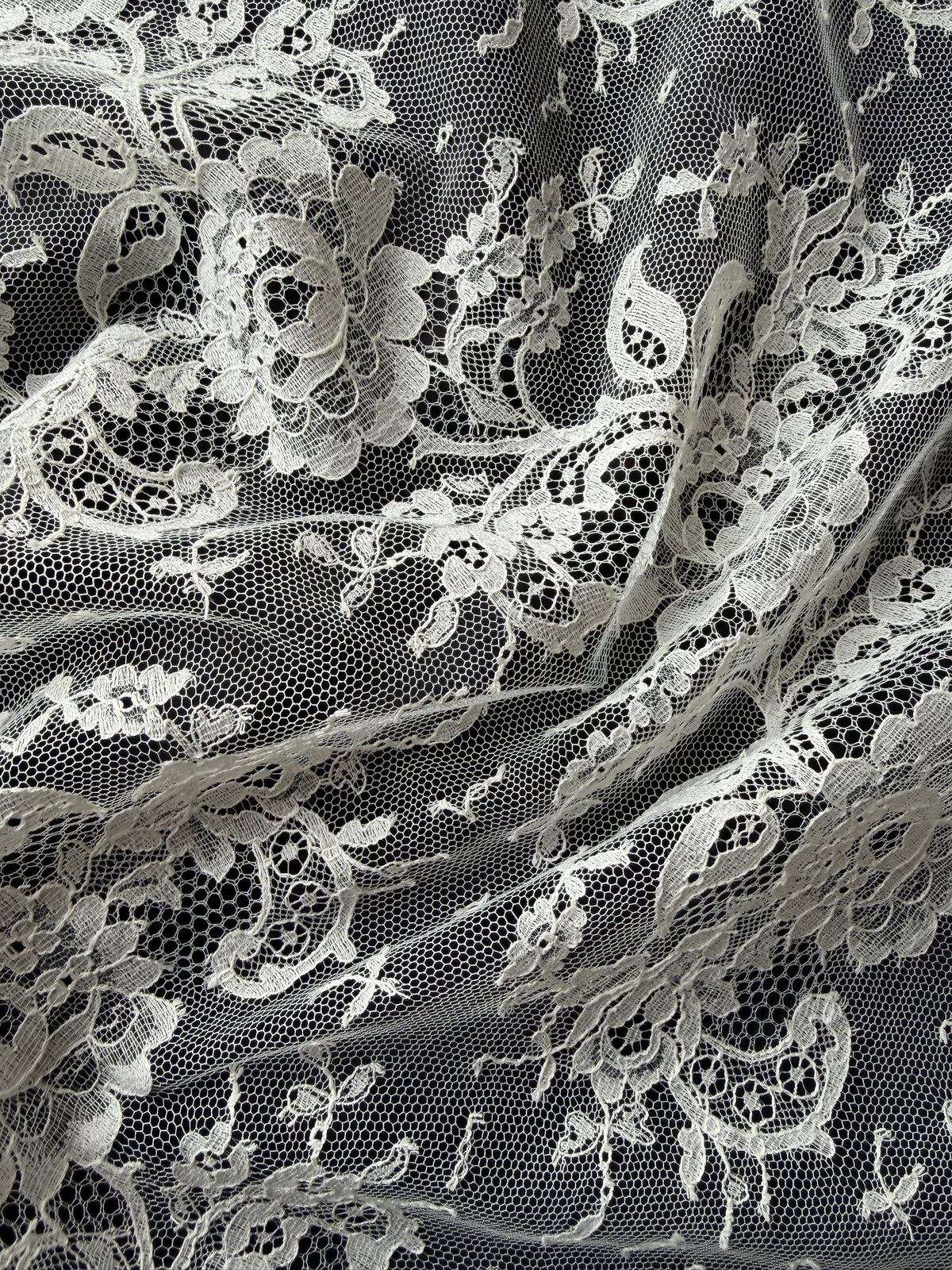 Ivory Chantilly Lace - P205