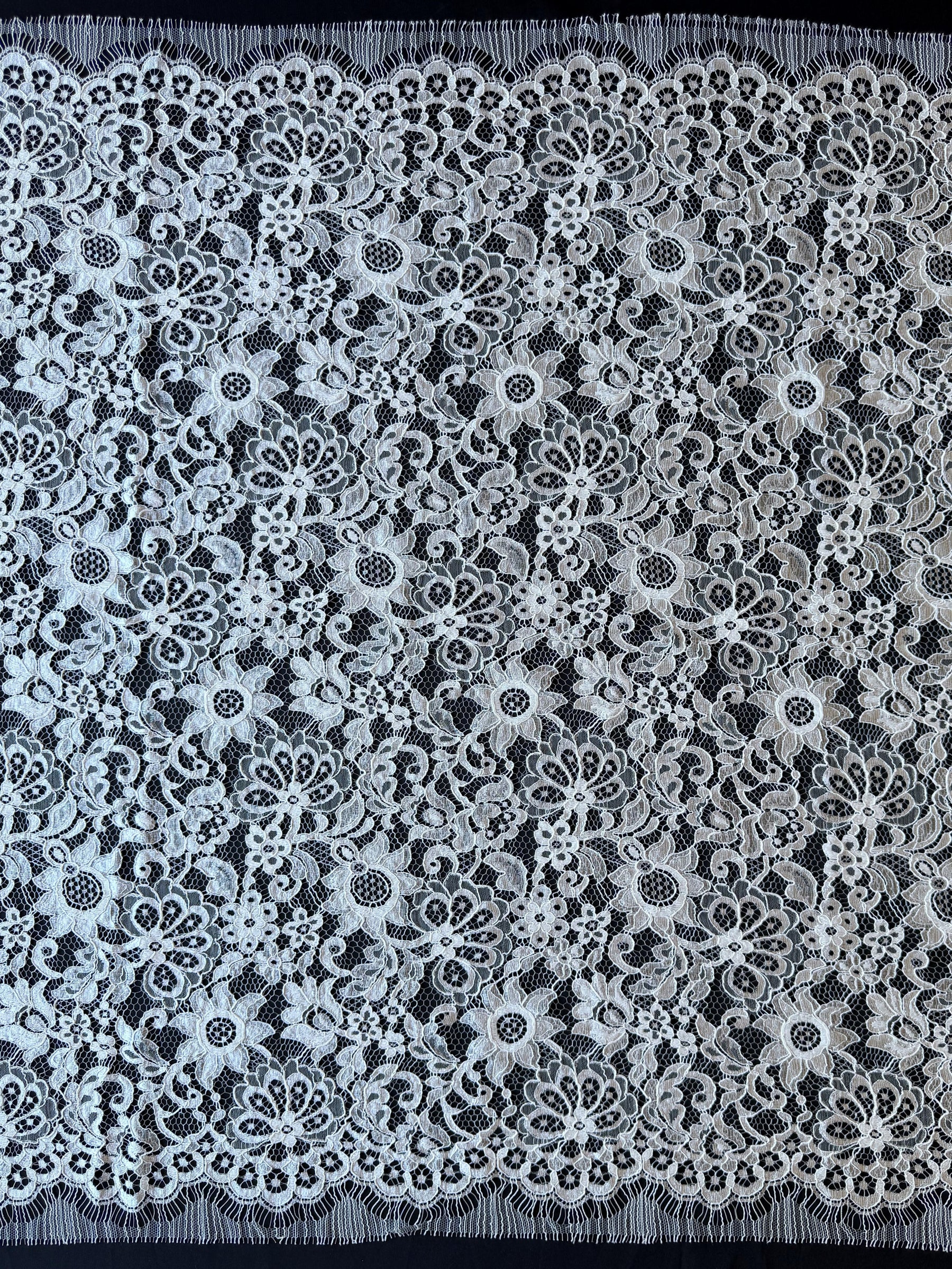 Ivory Chantilly Lace - P297