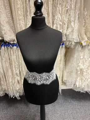 Ivory Chantilly Lace Trim - Seven