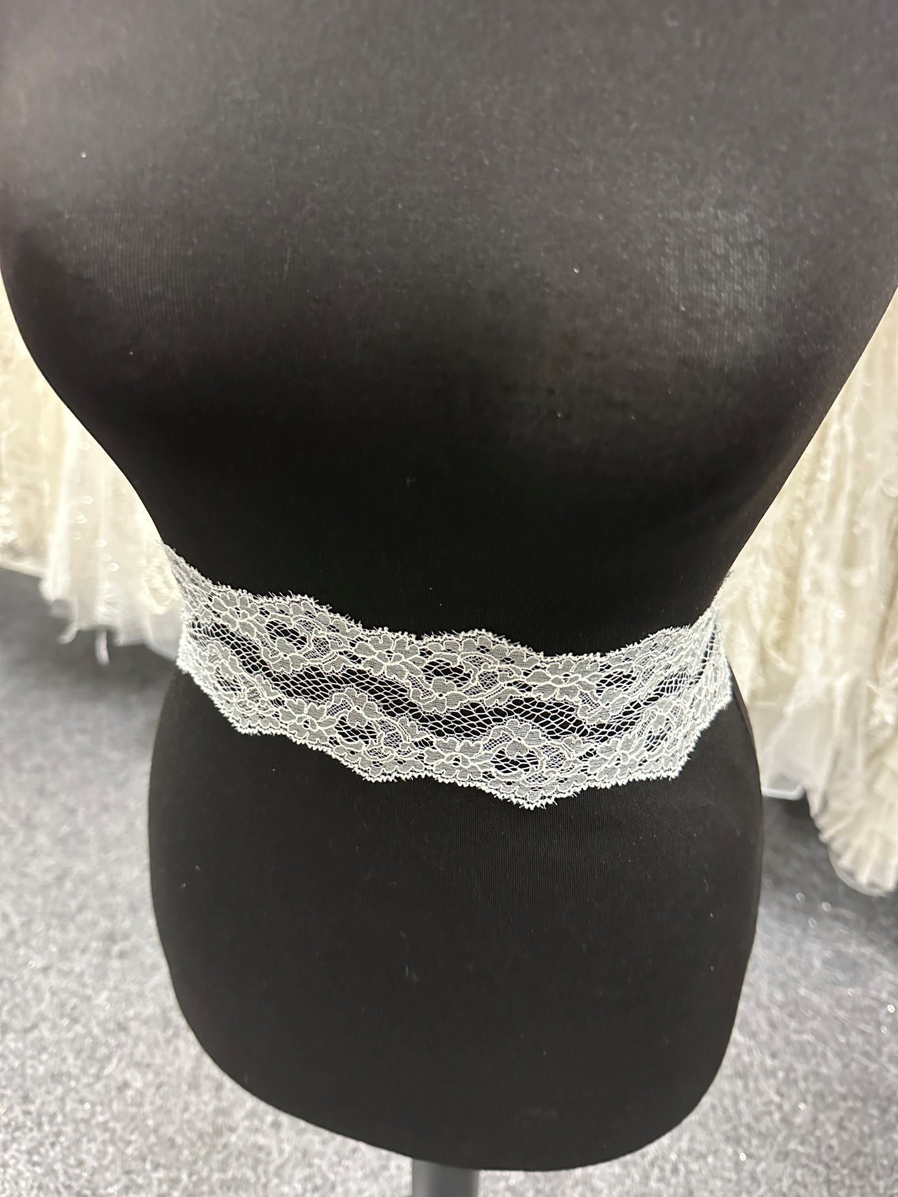 Ivory Chantilly Lace Trim - Sol