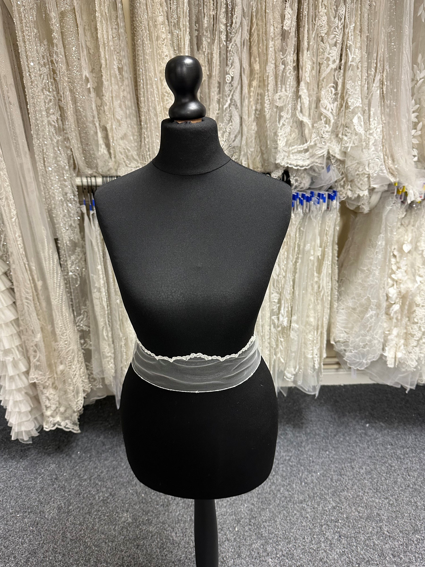 Ivory Lace Trim - T208
