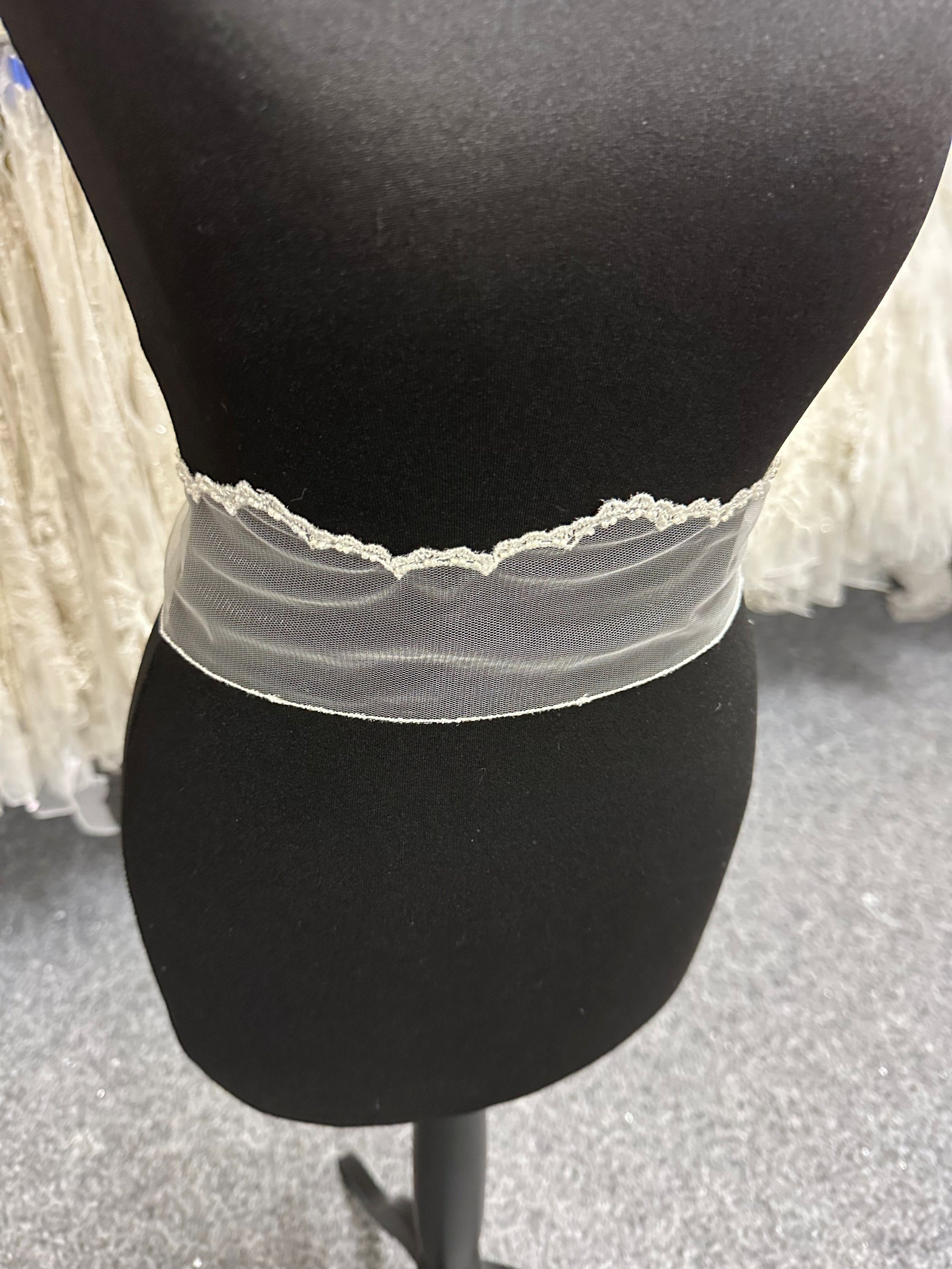 Ivory Lace Trim - T208