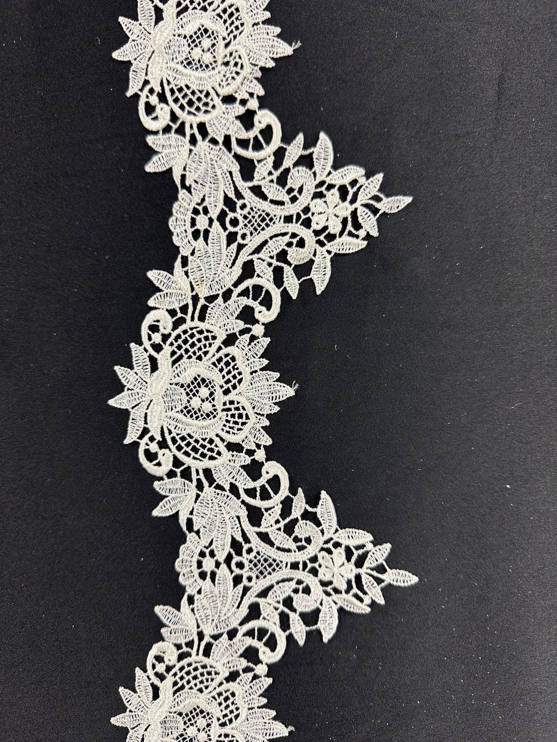 Ivory Guipure Lace Trim - T313