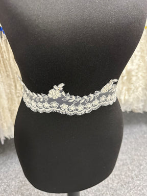 Ivory Lace Trim - T52