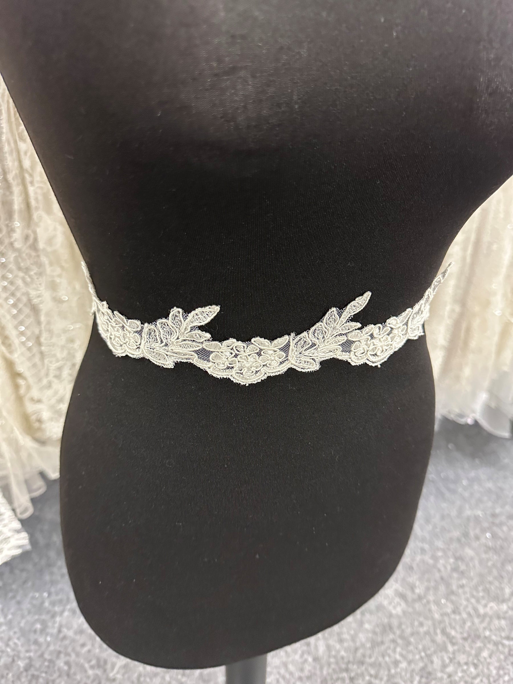 Ivory Corded Lace Trim - T58