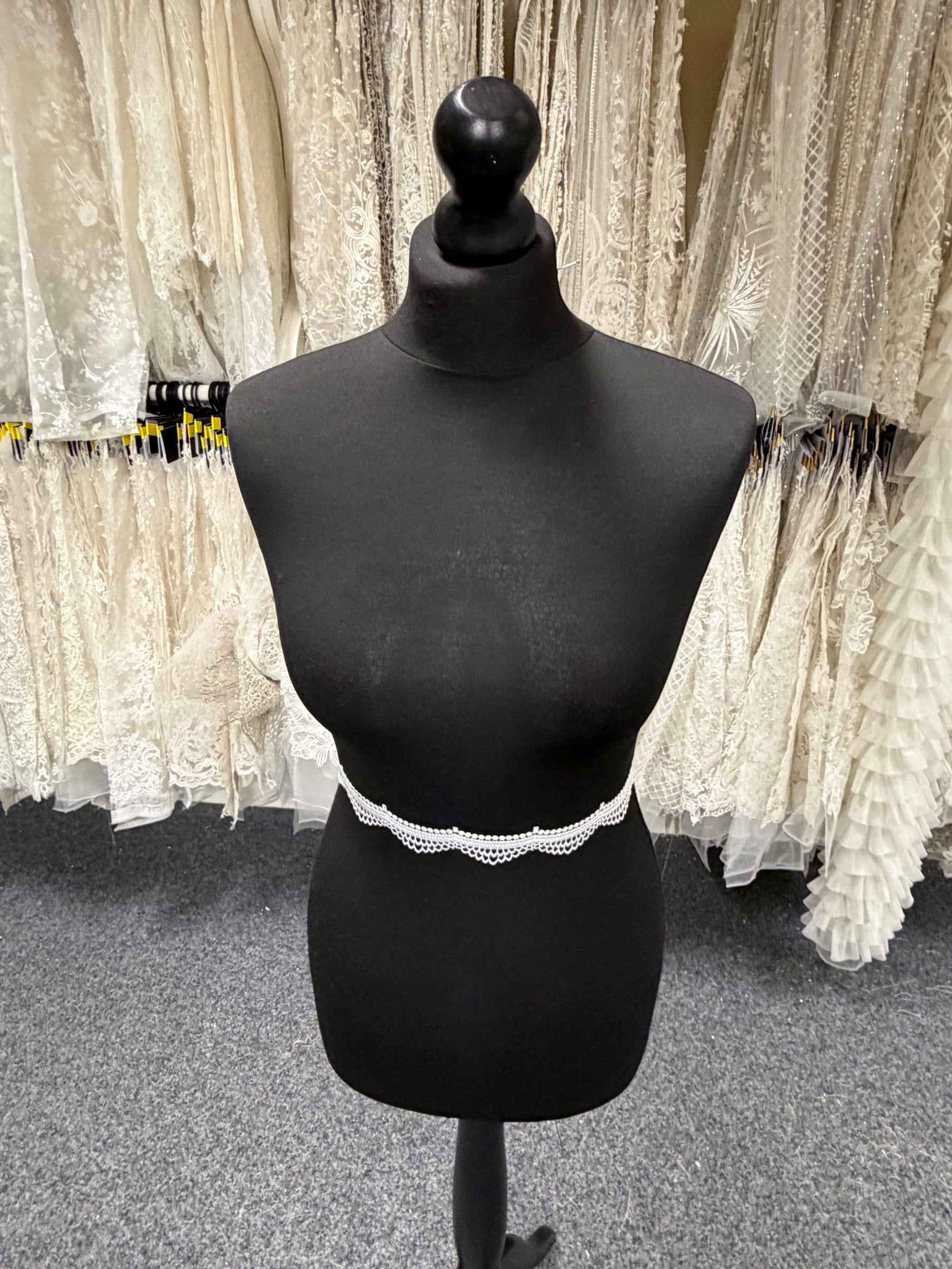 Ivory Lace Trim - T938