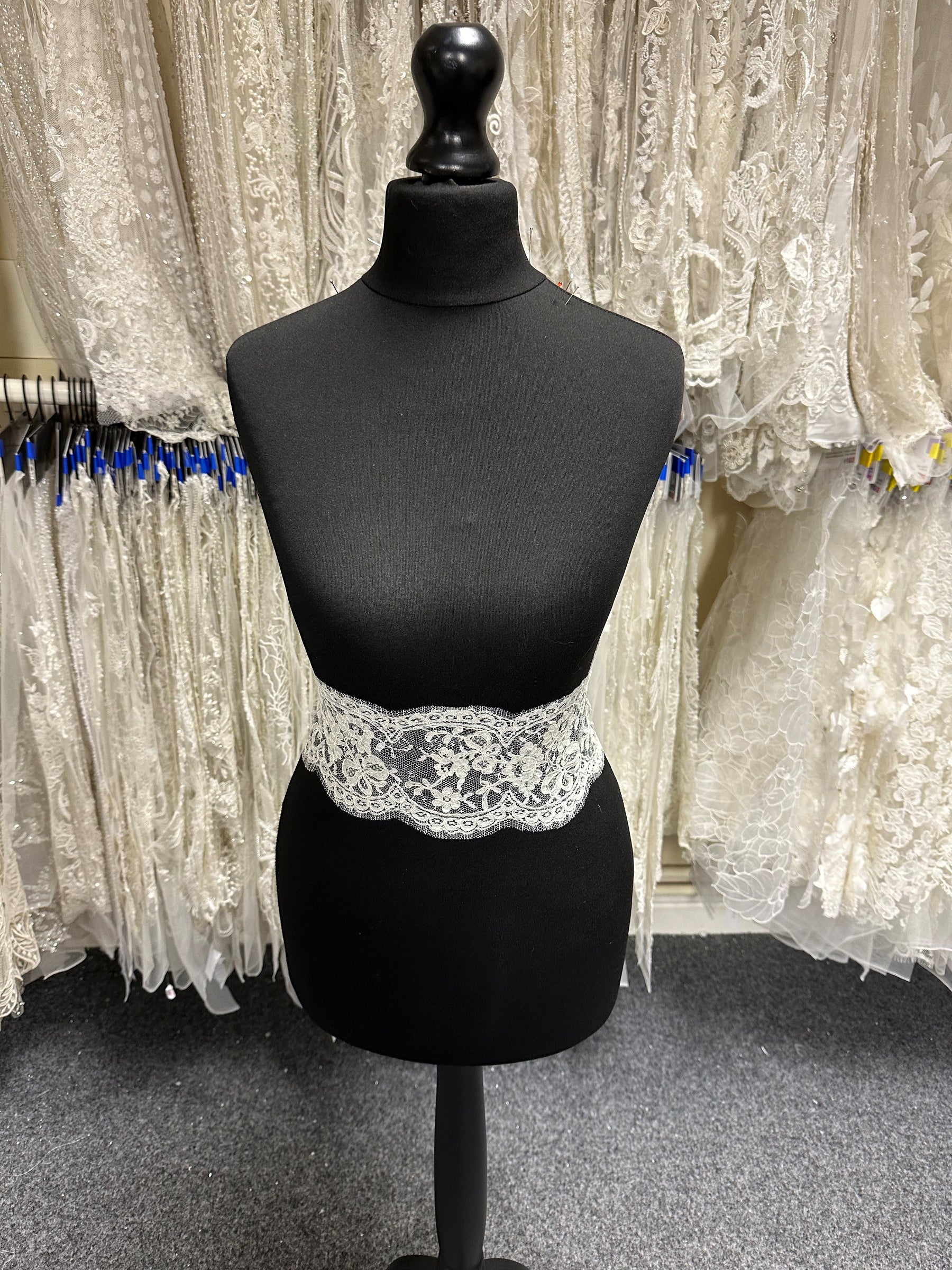 Ivory Corded Chantilly Lace Trim – Zetina